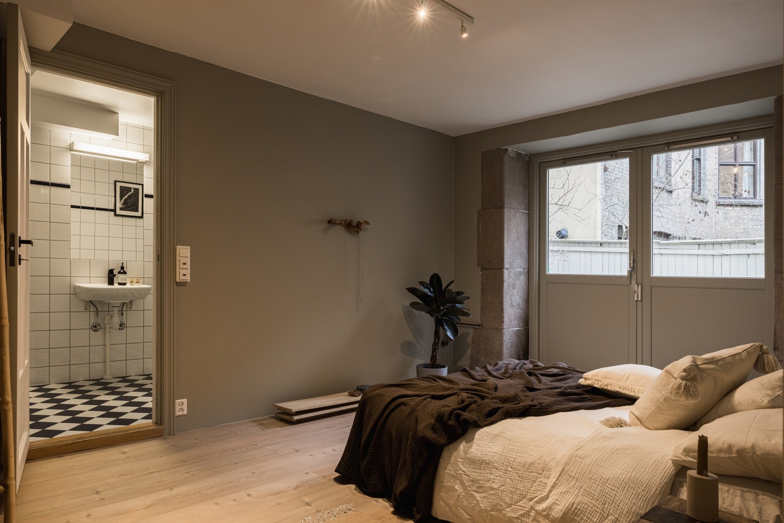 Begge soverommene har adkomst til badet, fra hver sin side. Galleribilde