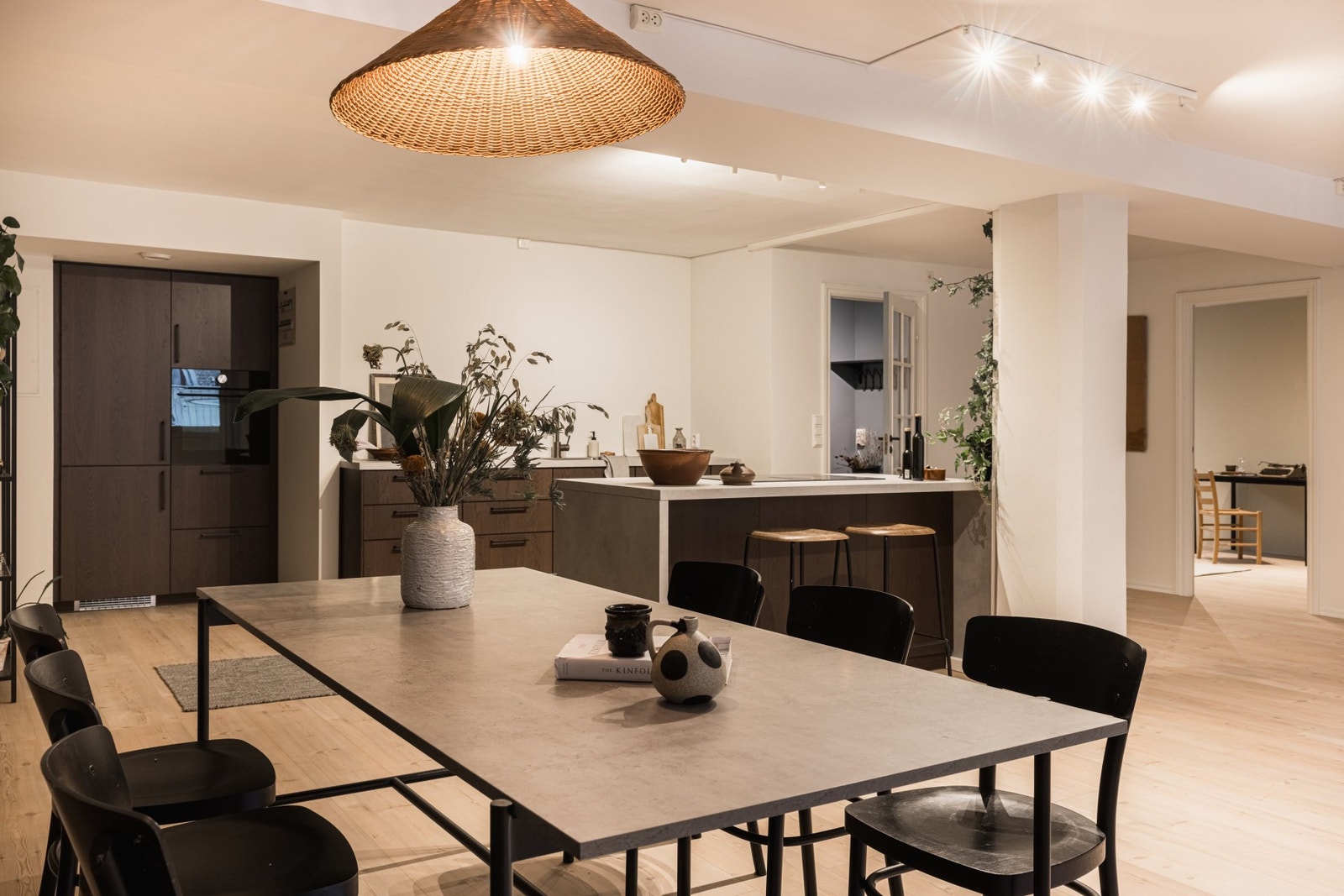 Langs veggen i stuen har man mulighet til å innrede et lang spisebord. Galleribilde