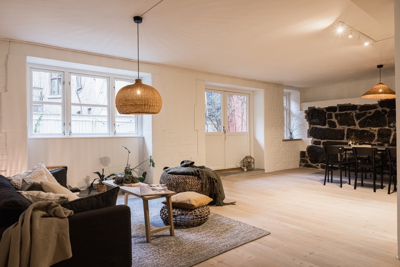 Store vindusflater slipper inn rikelig med lys. Galleribilde