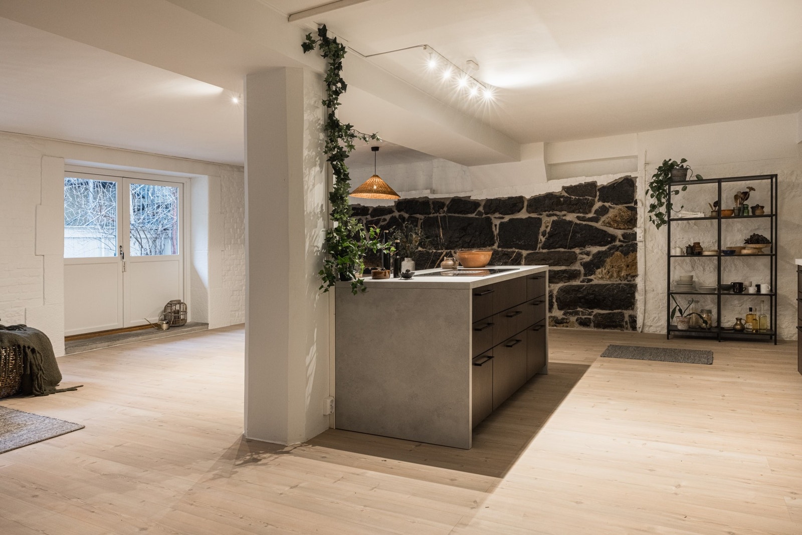 Den nye kjøkkenøyen binder rommet pent sammen. Galleribilde