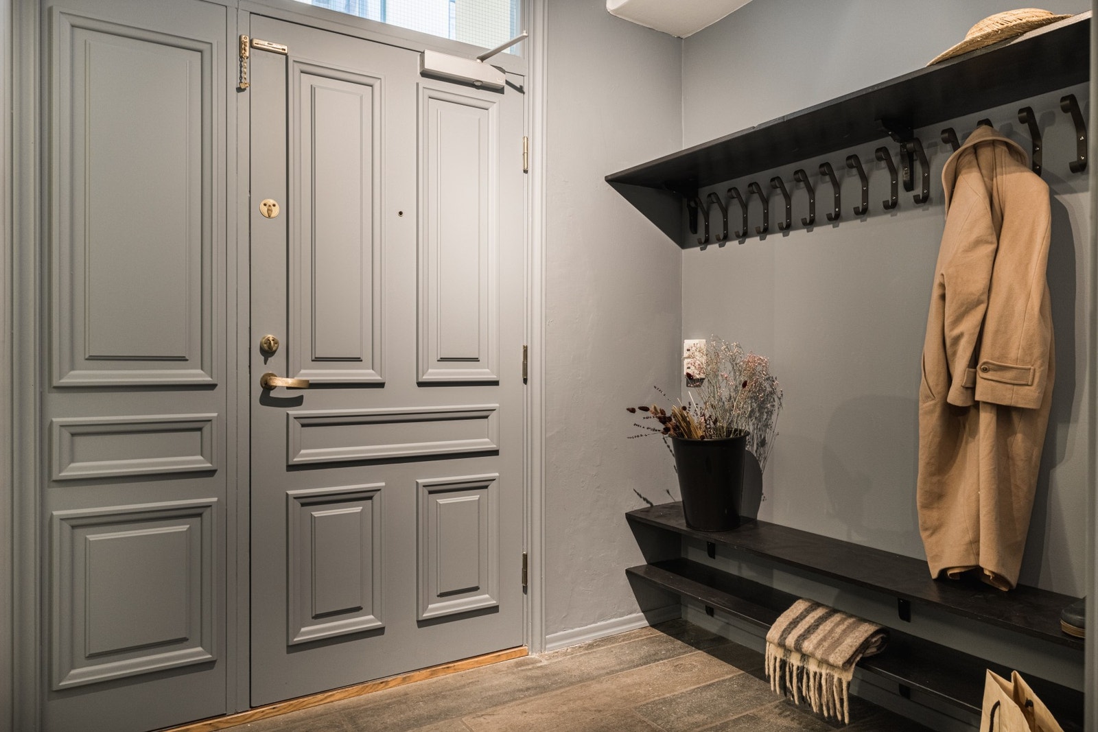 Her er det egen adkomst og god plass til oppbevaring av klær. Galleribilde