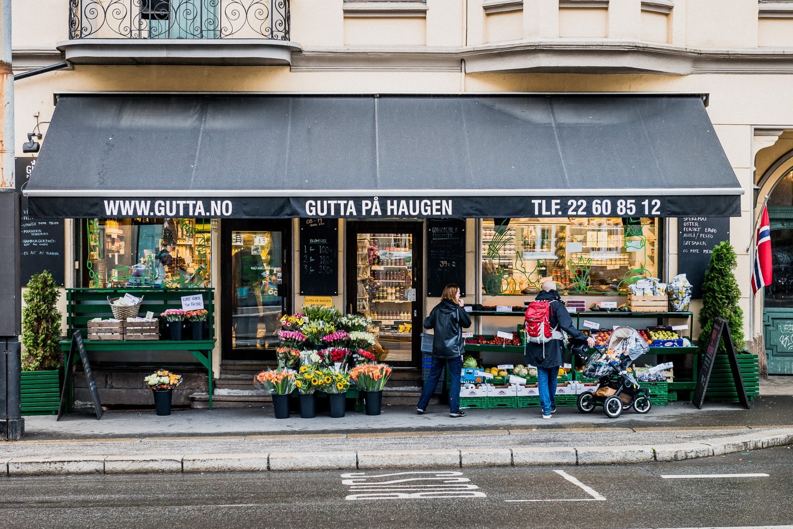 En rekke butikker og servicetilbud like utenfor døren. Galleribilde