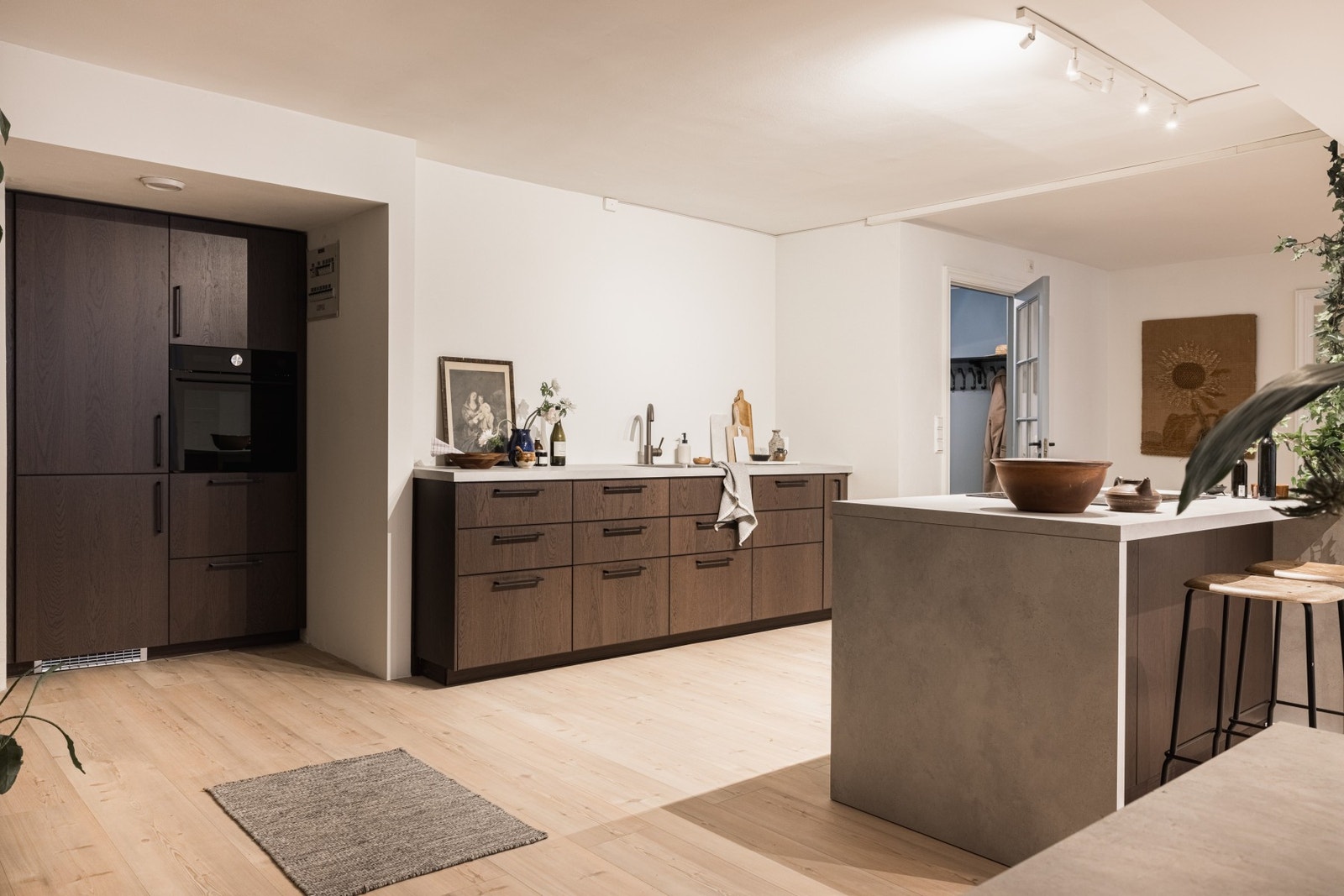 Flott utforming med rikelig oppbevaringsmuligheter. Galleribilde