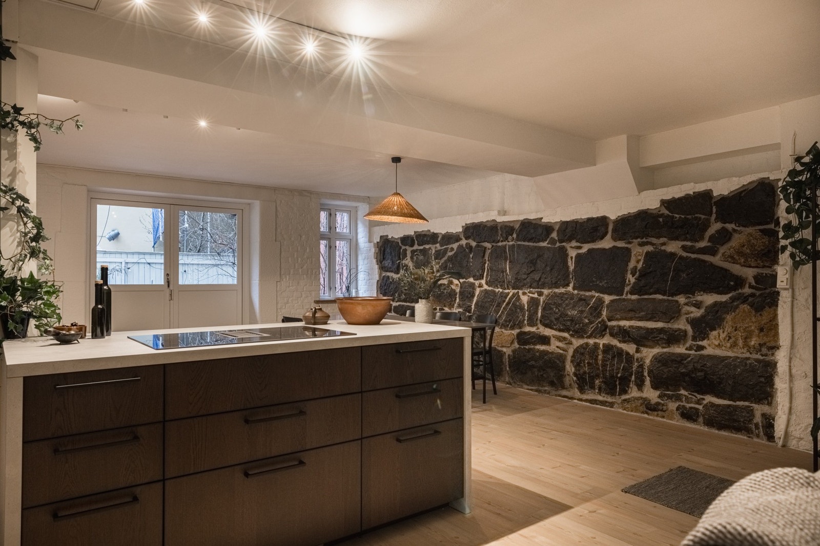 Den store steinveggen gir et originalt og tøft uttrykk på rommet. Galleribilde