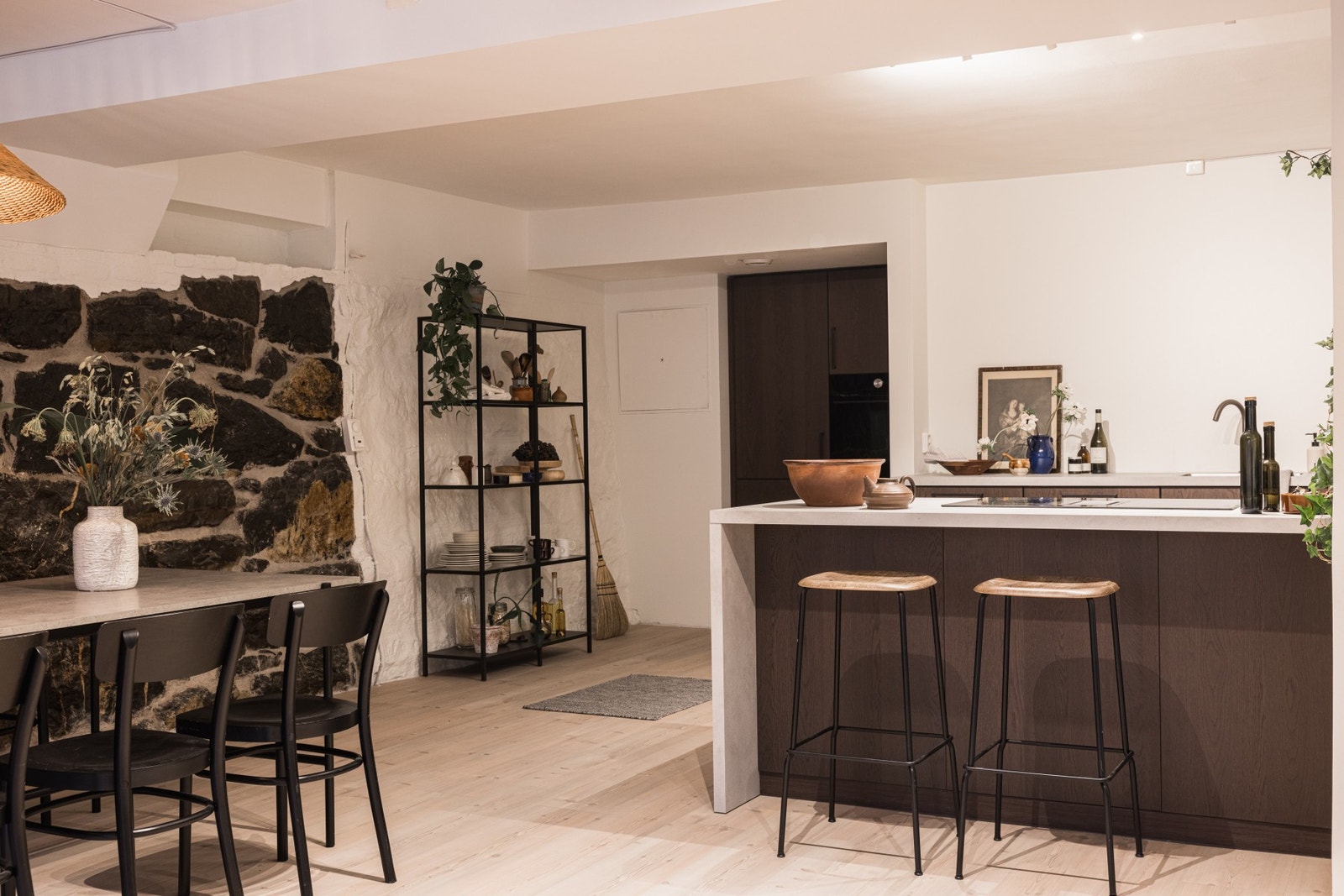 Stuen og kjøkkenet har nyoppussede flater og varme i gulvet. Galleribilde