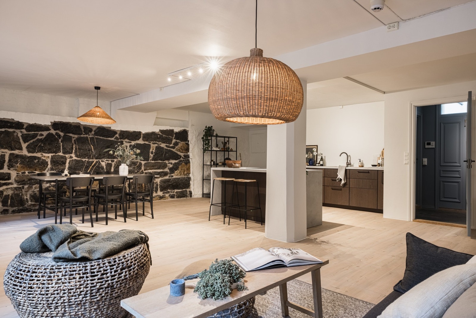 Den store sosiale stue/kjøkken-delen oppleves som svært romslig. Galleribilde