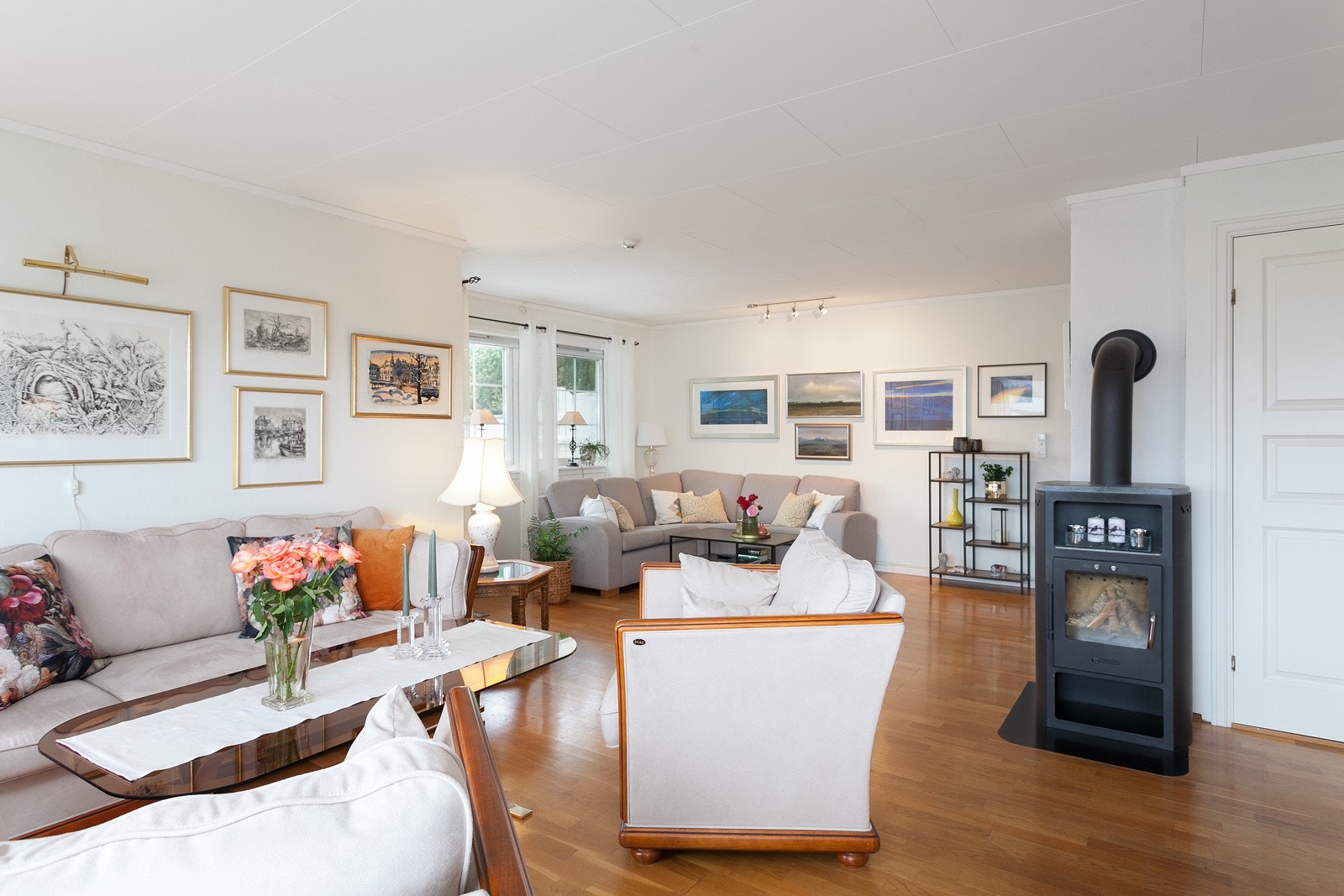 Stuen befinner seg i hovedetasjen og har en praktisk løsning. Galleribilde