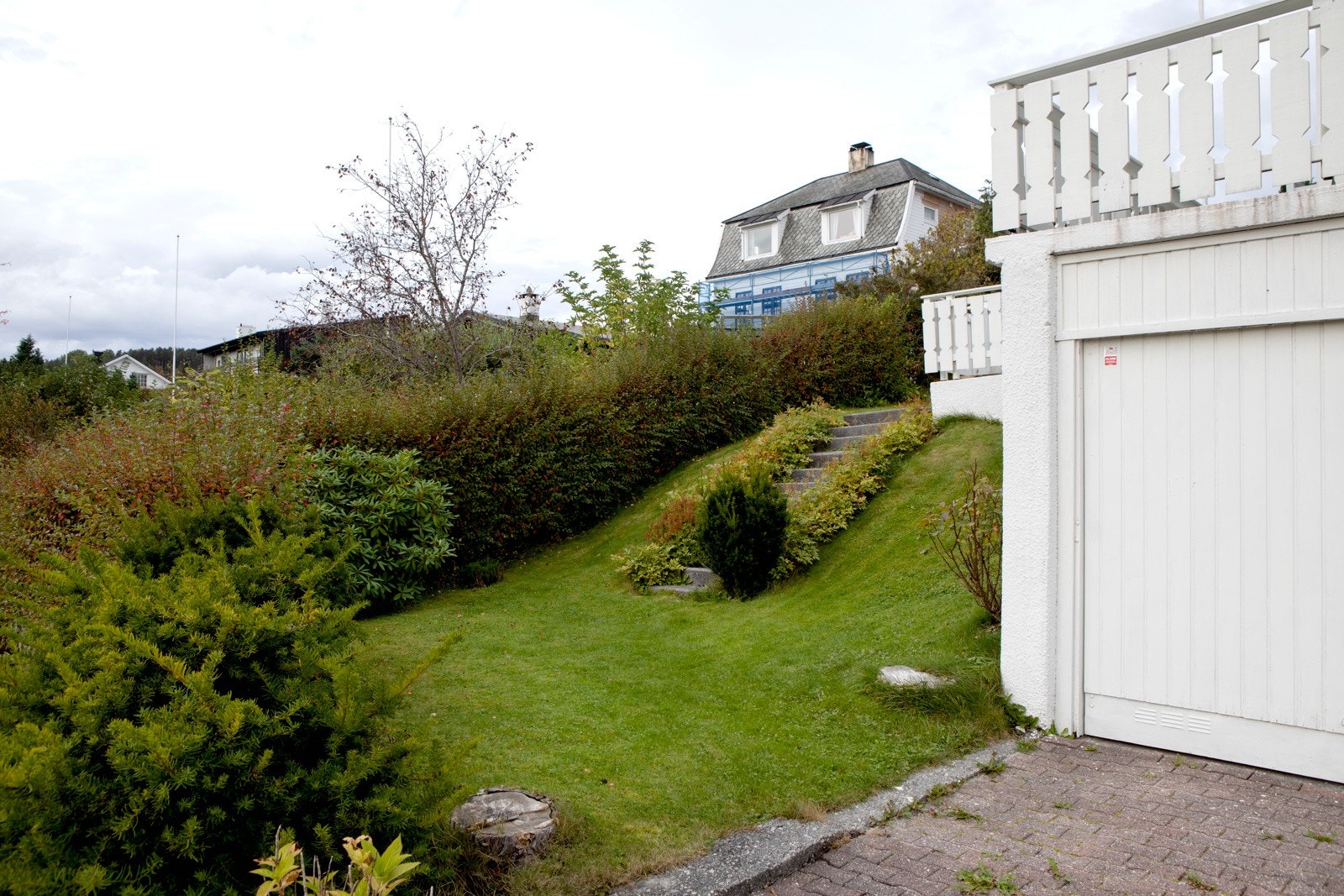 Boligen er oppført på en naturtomt skrånende mot sør. Her har du akebakker og dårlige forutsetninger for 1 mot 1 på fotballbanen. Galleribilde