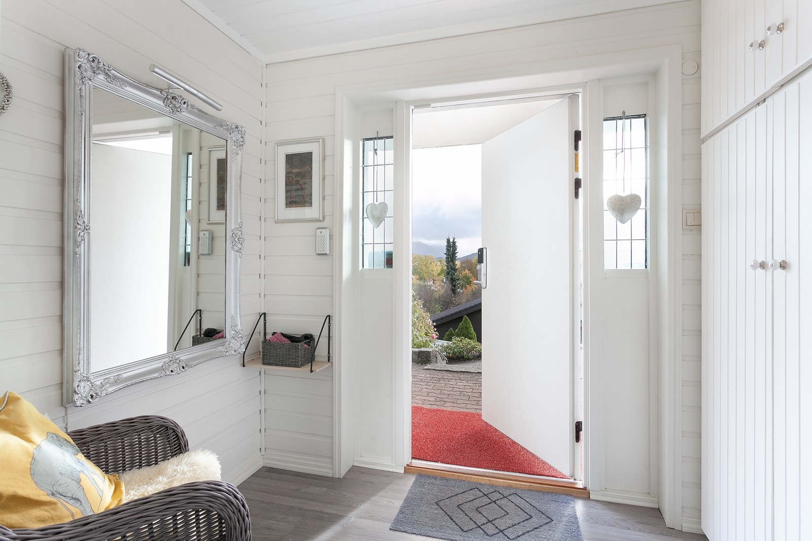 Velkommen inn. Et romslig vindfang med muligheter for oppbevaring av yttertøy og sko. Galleribilde