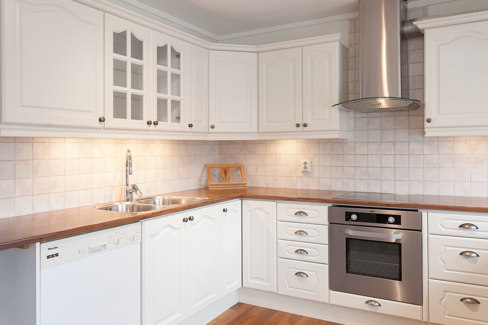 Kjøkkenet er av god stand og har alt av hvitevarer. Disse medfølger naturlig nok boligen. Galleribilde