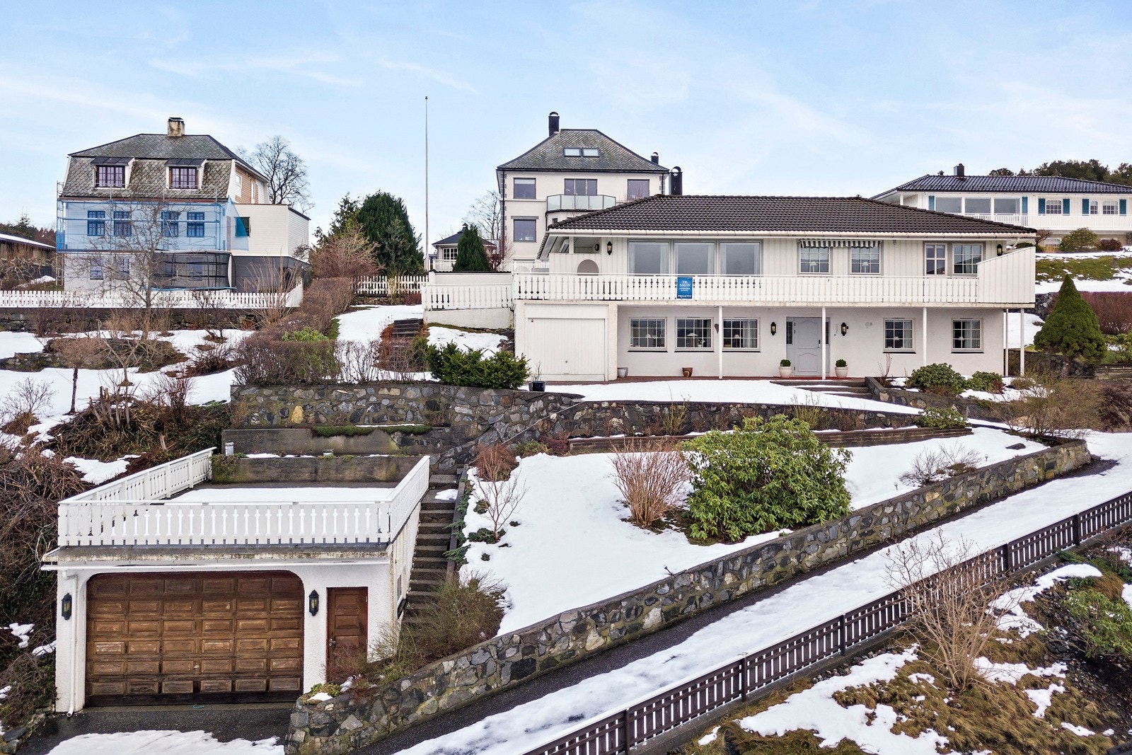 Boligens plassering gjør solforholdene svært gode. Med solen fra tidlig på dag til sent på kveld om sommeren er det nydelig å benytte terrassene. Galleribilde
