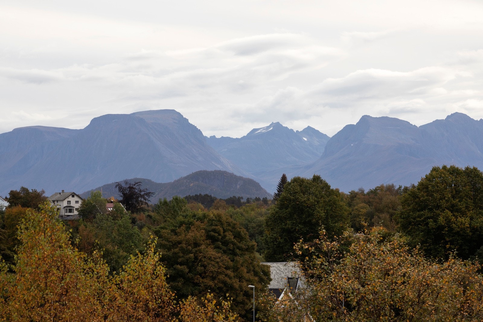 I tillegg til den velholdte boligen medfølger også denne strålende utsikten. Galleribilde