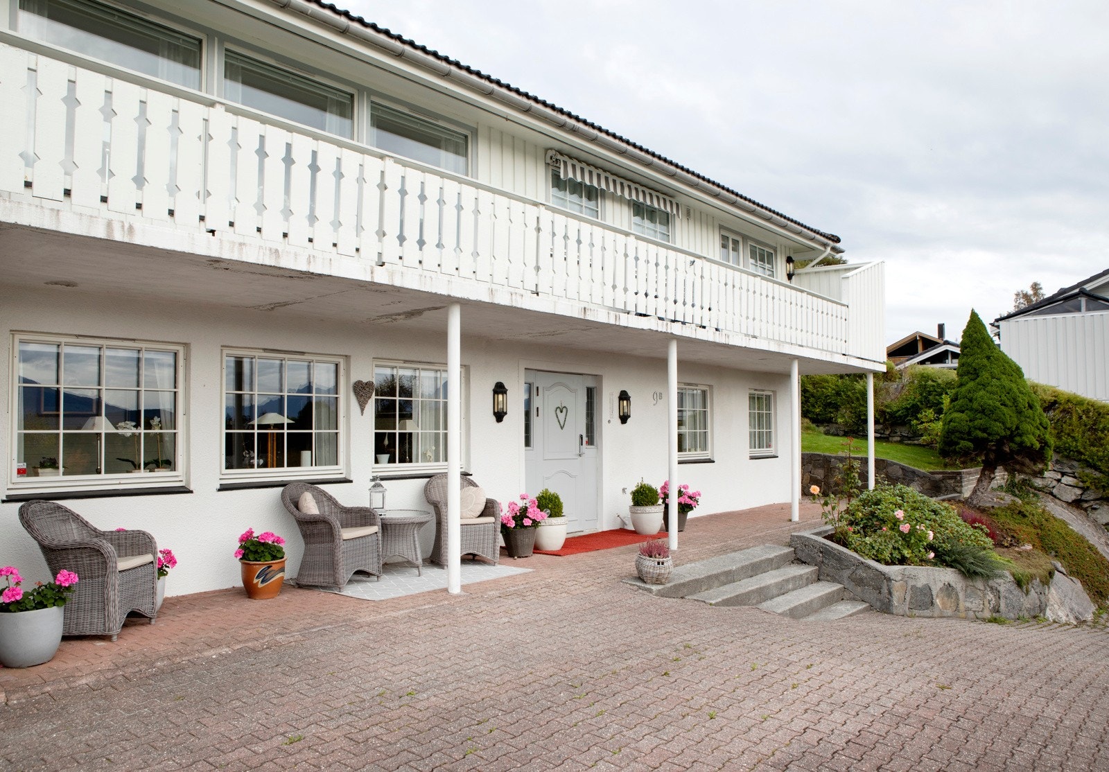 Eiendommen er fint opparbeidet og har inngang fra begge sider av huset. Galleribilde