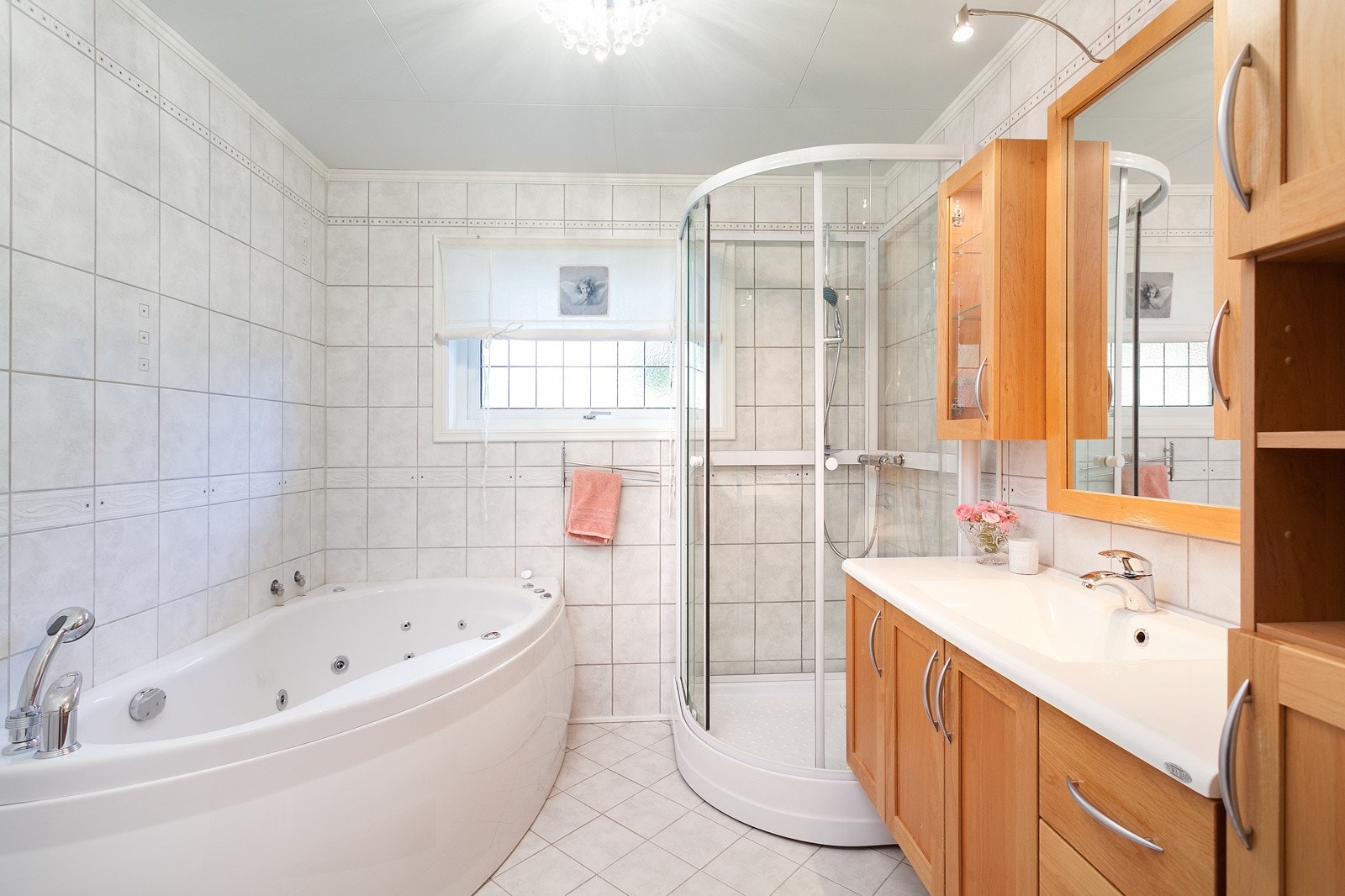 Hovedbadet befinner seg i boligens 1. etasje og har dusjkabinett, boblebadekar og romslig innredning med servant. Galleribilde