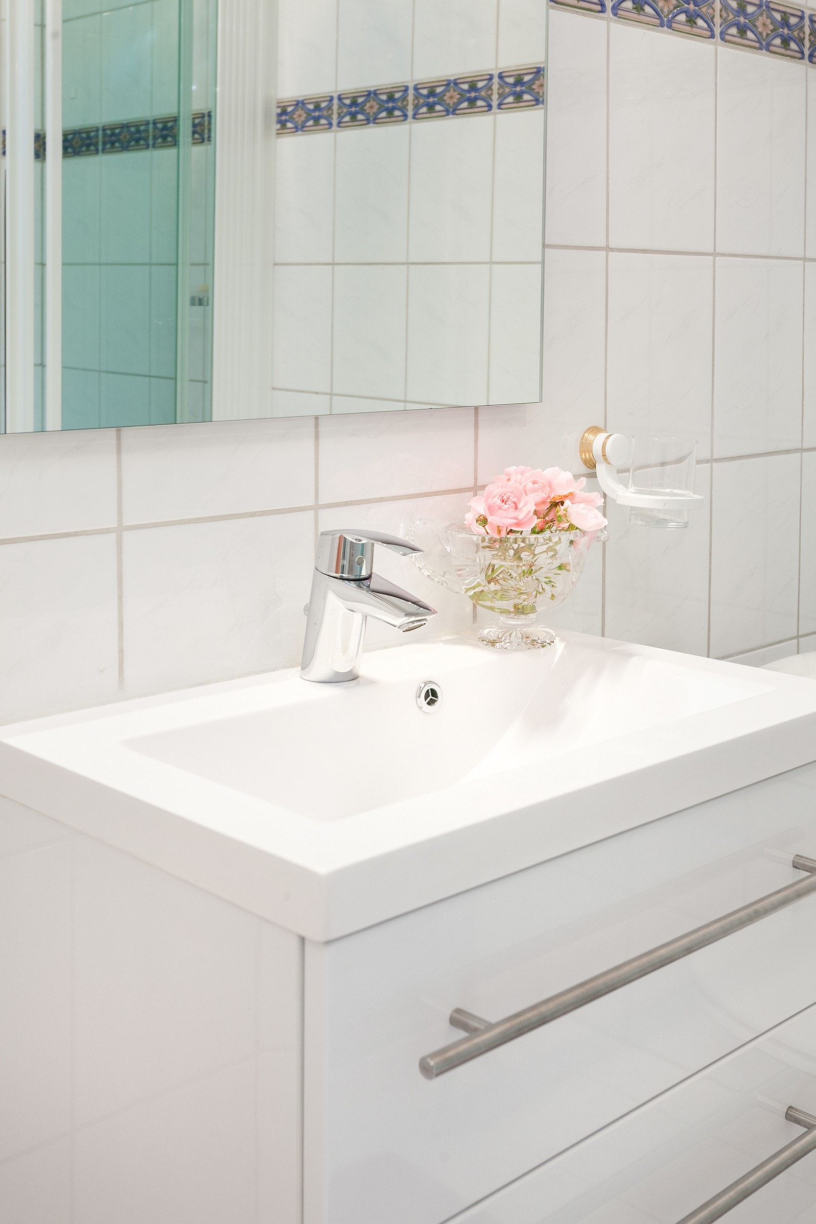 Nyere heldekkende servant med innredning. Galleribilde