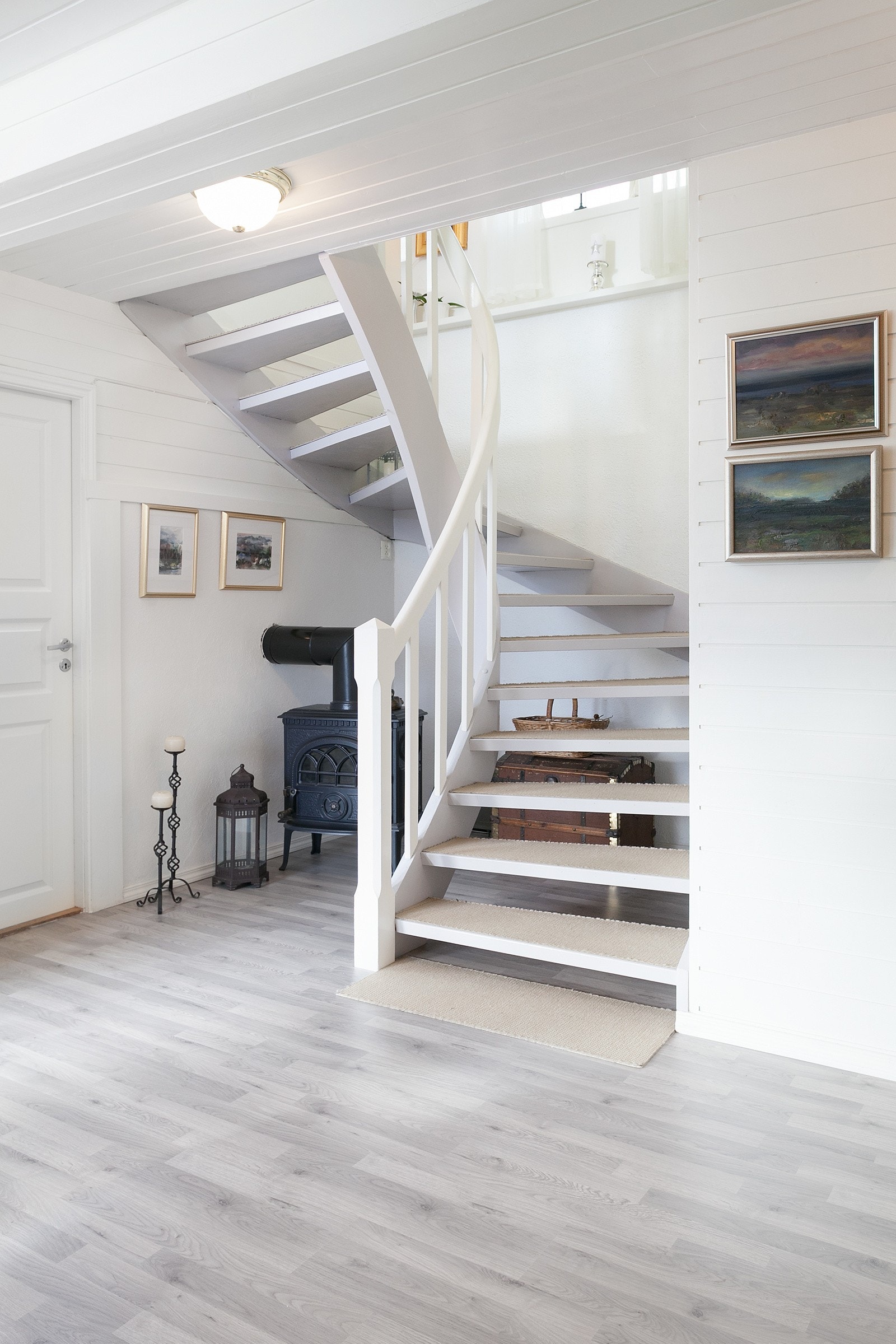 Hallen hvor trappen tar deg opp til husets hovedetasje. Galleribilde