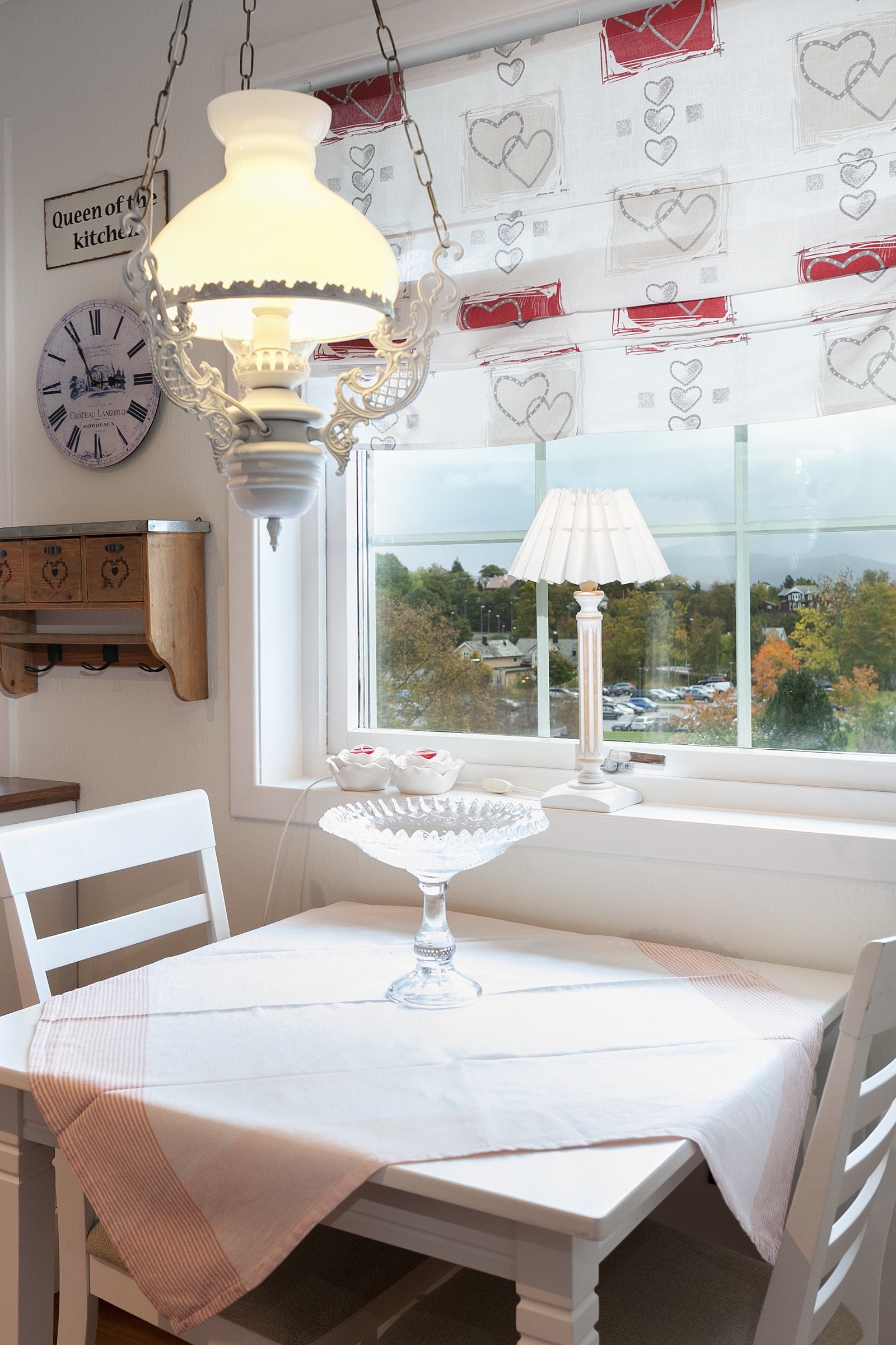 Spisebordet har også fine vindusflater mot sør som gir fin utsikt og rikelig med naturlig lysinnslipp. Galleribilde