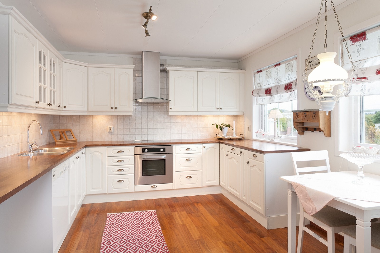 Kjøkkenet har praktisk U-form og plass til spisebord. Galleribilde