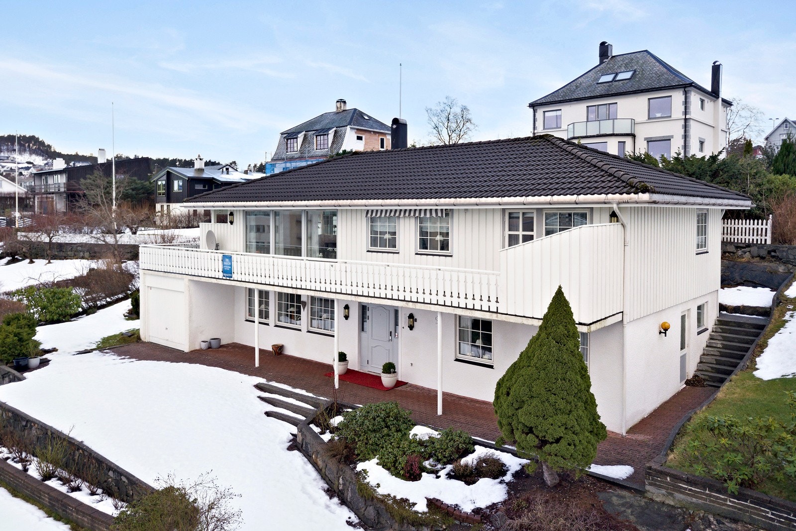 Boligen ligger flott til oppe på en høyde som gir en svært skjermet og privat følelse. Galleribilde