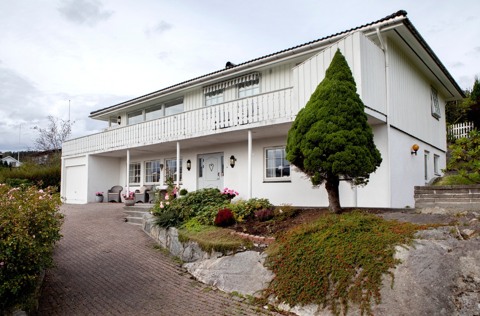 Og like bak finnes barnehage og barneskole, samt idrettsanlegg for både håndball, fotball og andre hallidretter. Galleribilde