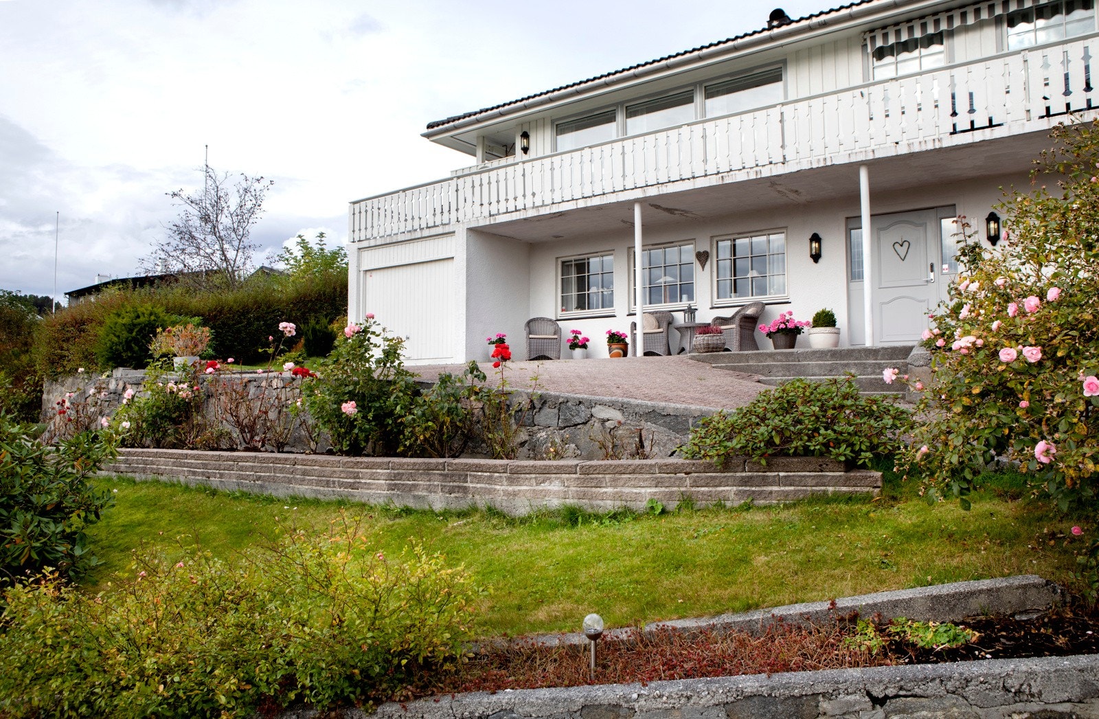 Boligen ligger fint til på toppen av Larsgårdsvegen og har fin naturtomt og nydelig utsikt. Galleribilde