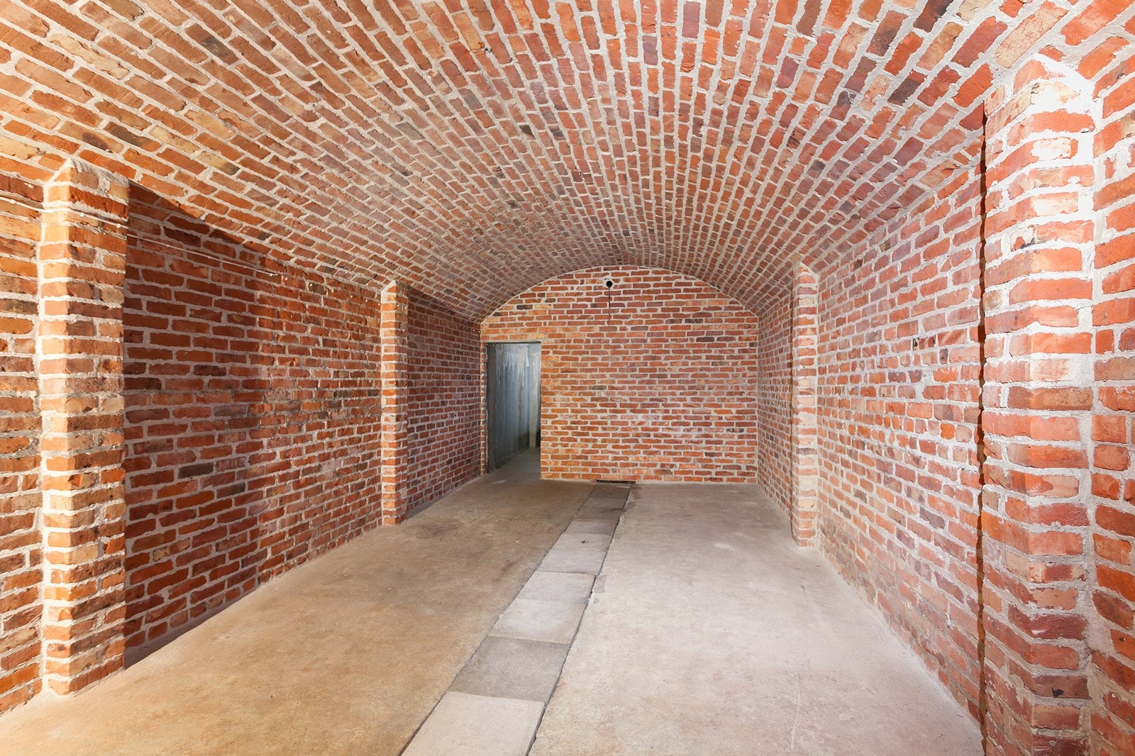 Bunkeren har to store langsider på henholdsvis 3,5x10,4meter og 3,5x14,8meter. Galleribilde