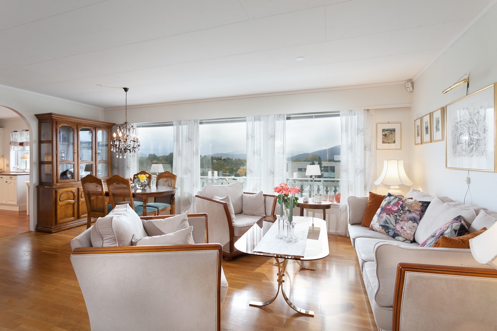 Det er god plass til flere sittegrupper for forskjellige anledninger. Galleribilde