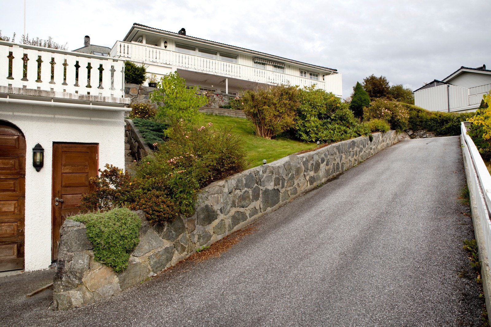 Det medfølger en frittstående garasje i tillegg til en integrert garasje i boligen som nåværende eier har brukt som oppbevaring. Galleribilde