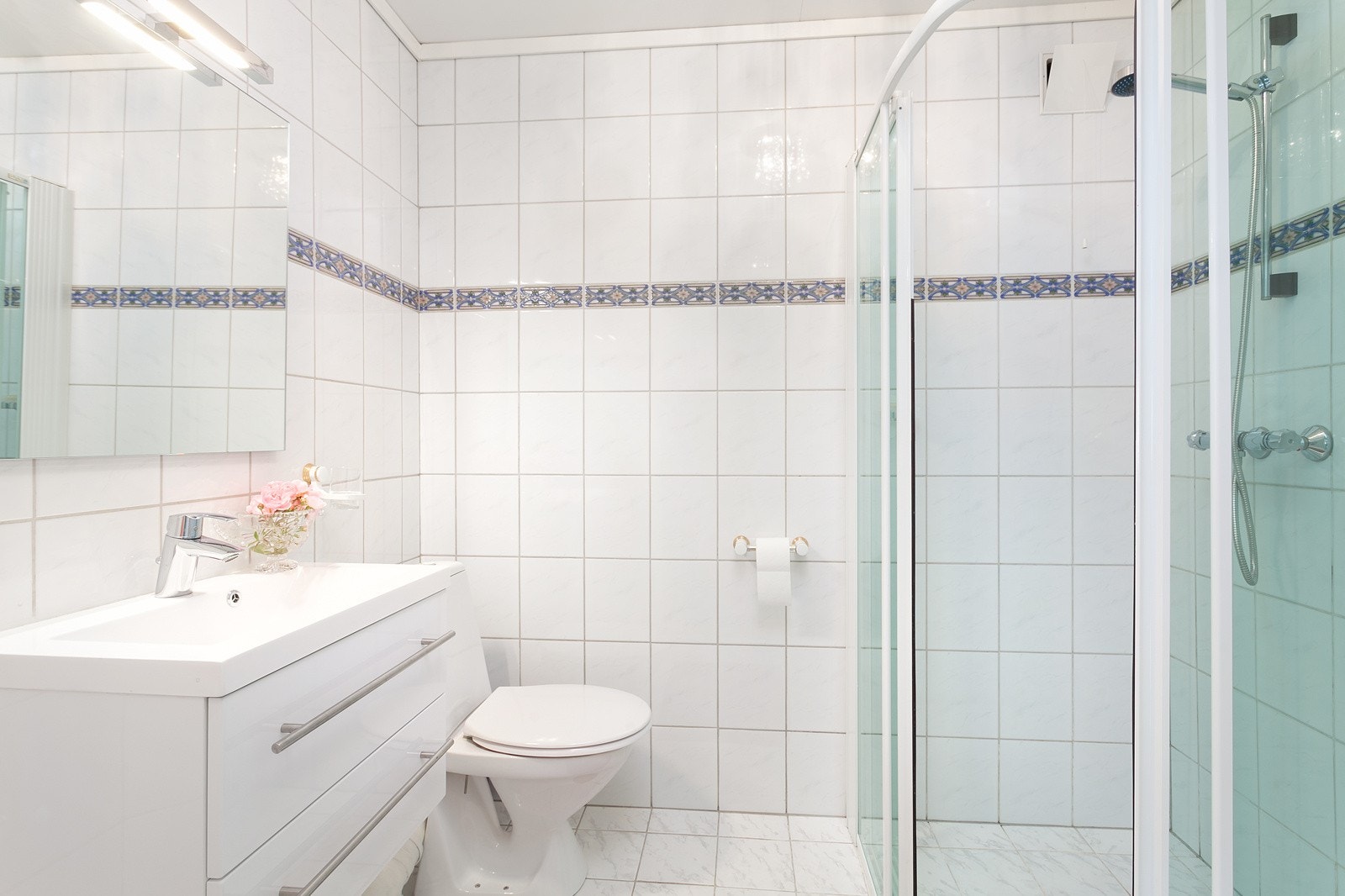 Boligen har to bad, ett i hver etasje. Dette er lokalisert i underetasjen. Galleribilde