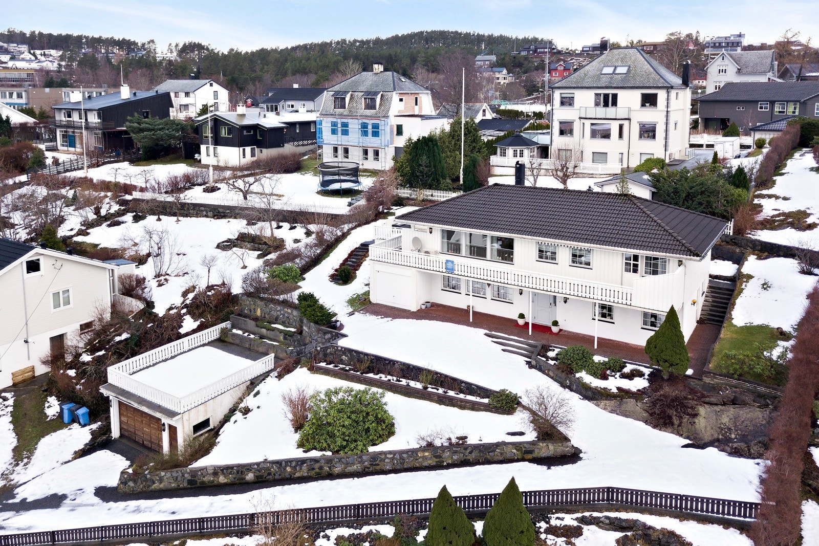 I skrivende stund bygges Spar "Favoritten" om og i mellomtiden finnes Kiwi Klokkersundet, Meny Lerstad, Rema 1000 Ratvika og Kiwi Hatlane. Også Joker Kolvikbakken på vei hjem fra byen! Galleribilde