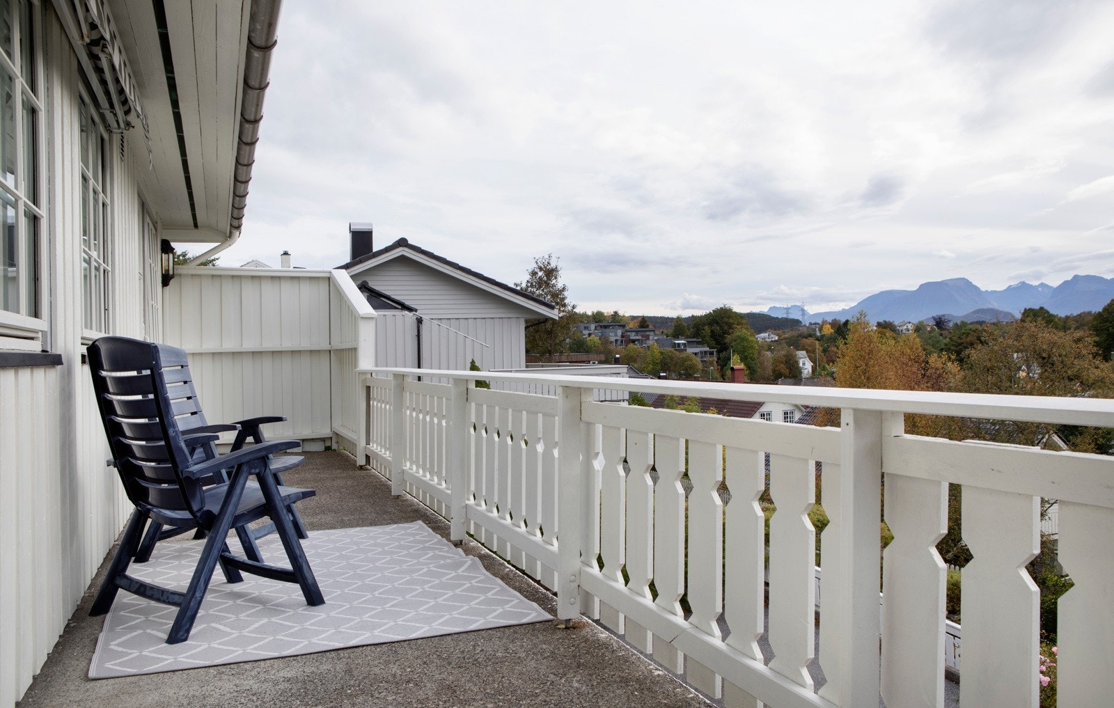 Mot sør er det en langsgående veranda som sikrer solen og utsikten hele dagen. Galleribilde