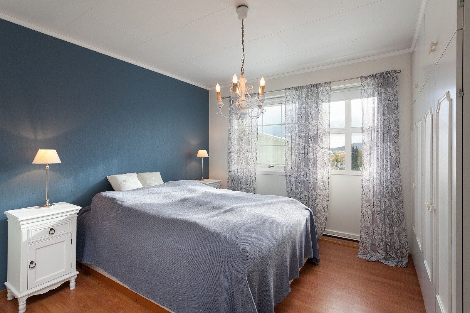 Hovedsoverommet mot sørøst. Godt med innredning og egen utgang til den sørvendte, langsgående verandaen. Galleribilde