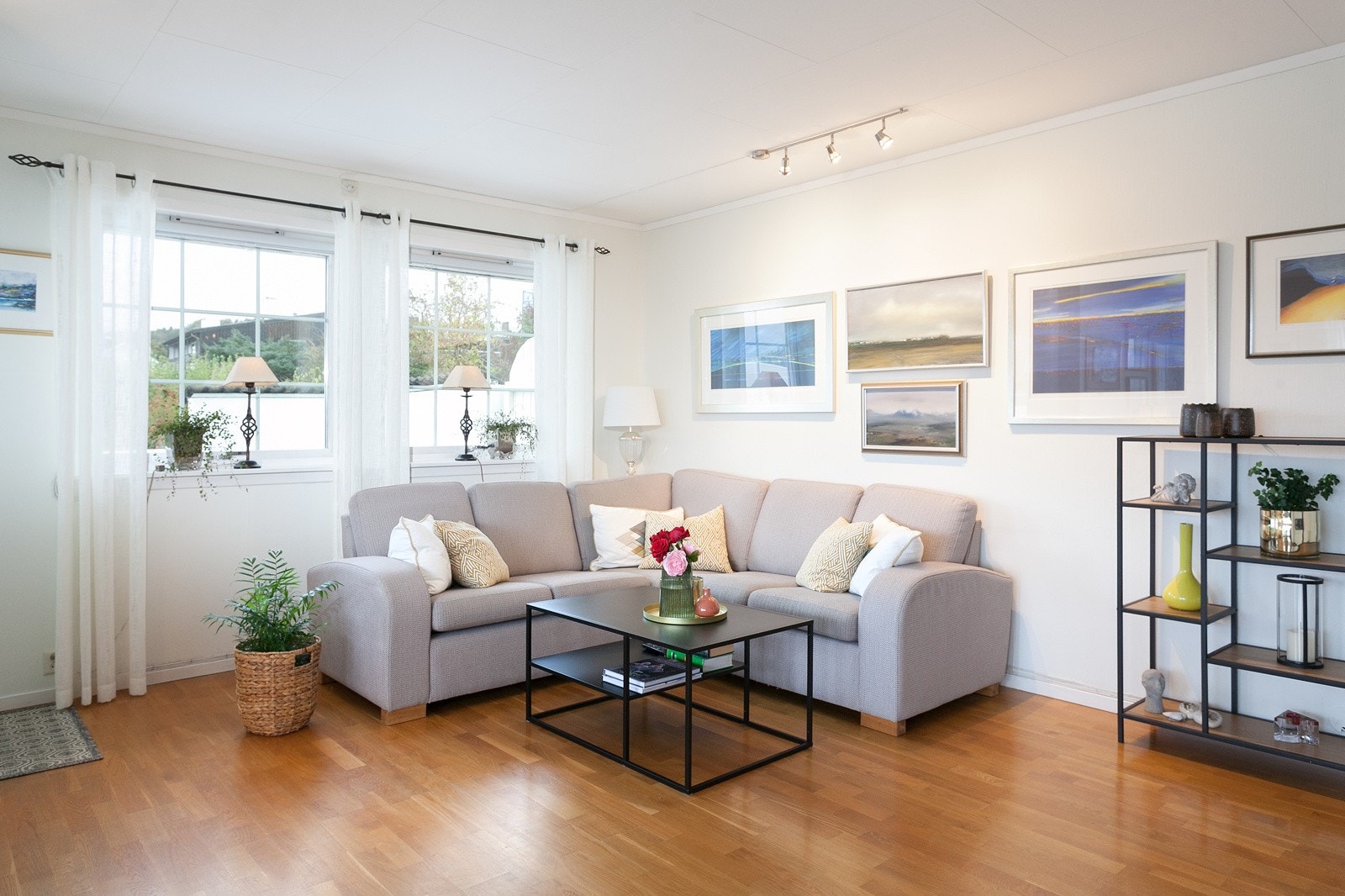 Mot nordøst er det tillaget for sofagruppe hvor gullrekka kan nytes på fredagskveldene. Galleribilde