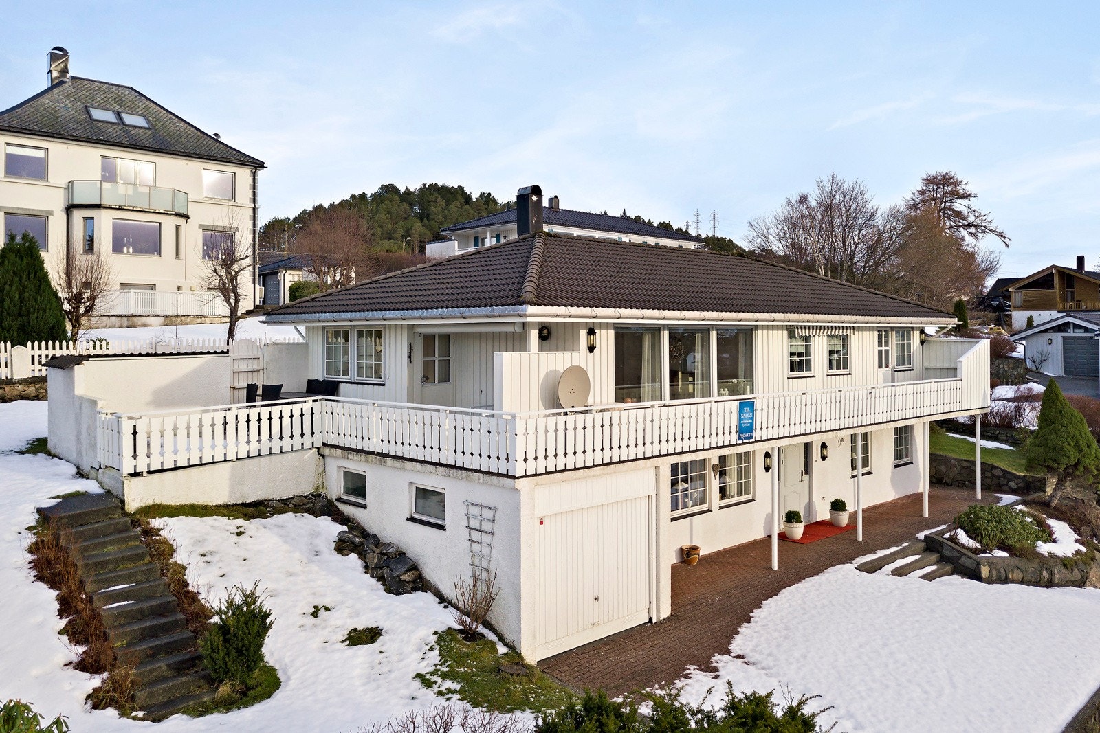 I tillegg til den langsgående verandaen som gir solen hele dagen er det fint tillaget med uteområde mot vest som gir ettermiddag- og kveldssolen. Galleribilde