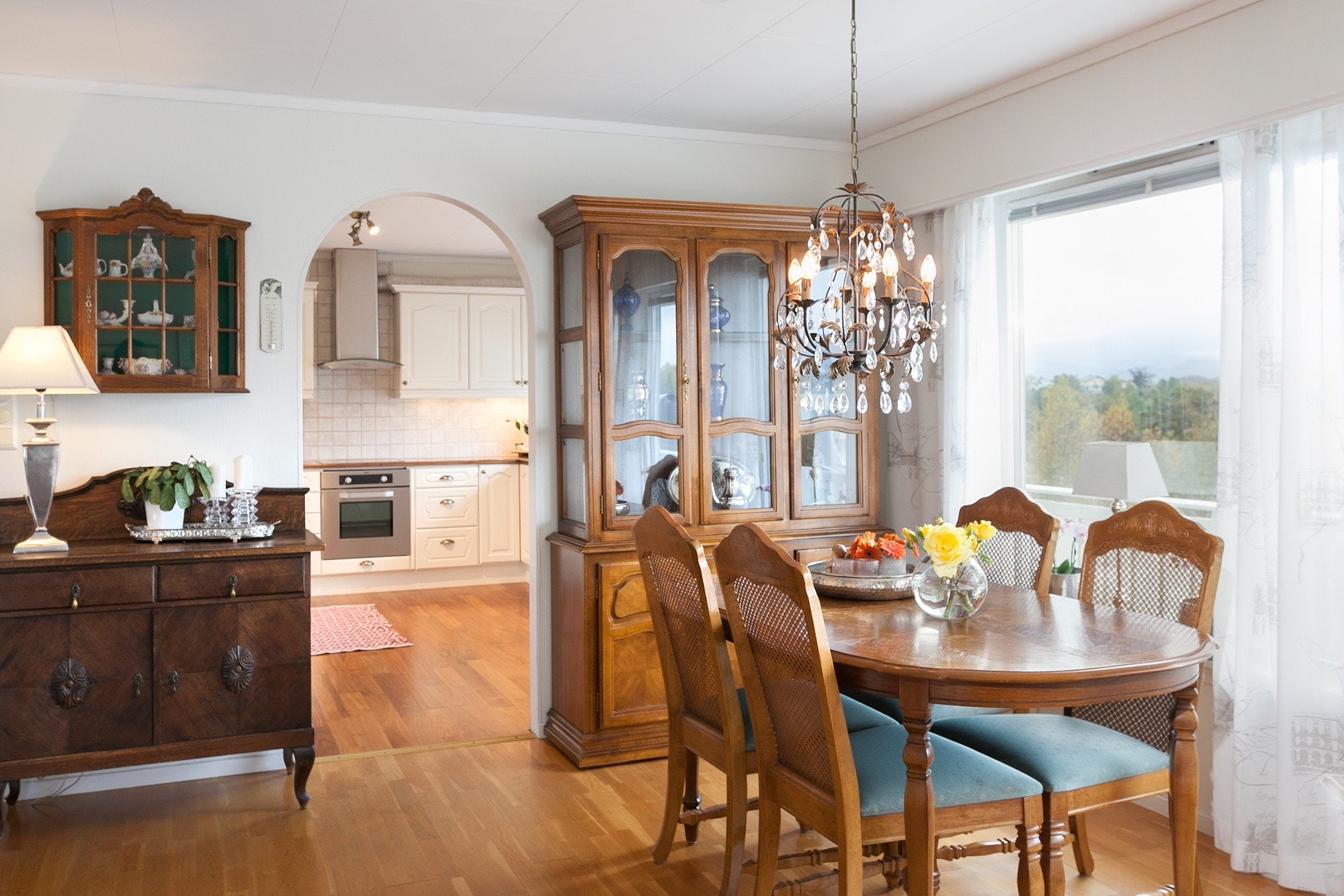 Spisestue med fantastisk utsikt mot Sunnmørsalpane. Enkel tilknytning mellom kjøkkenet og stuen. Galleribilde