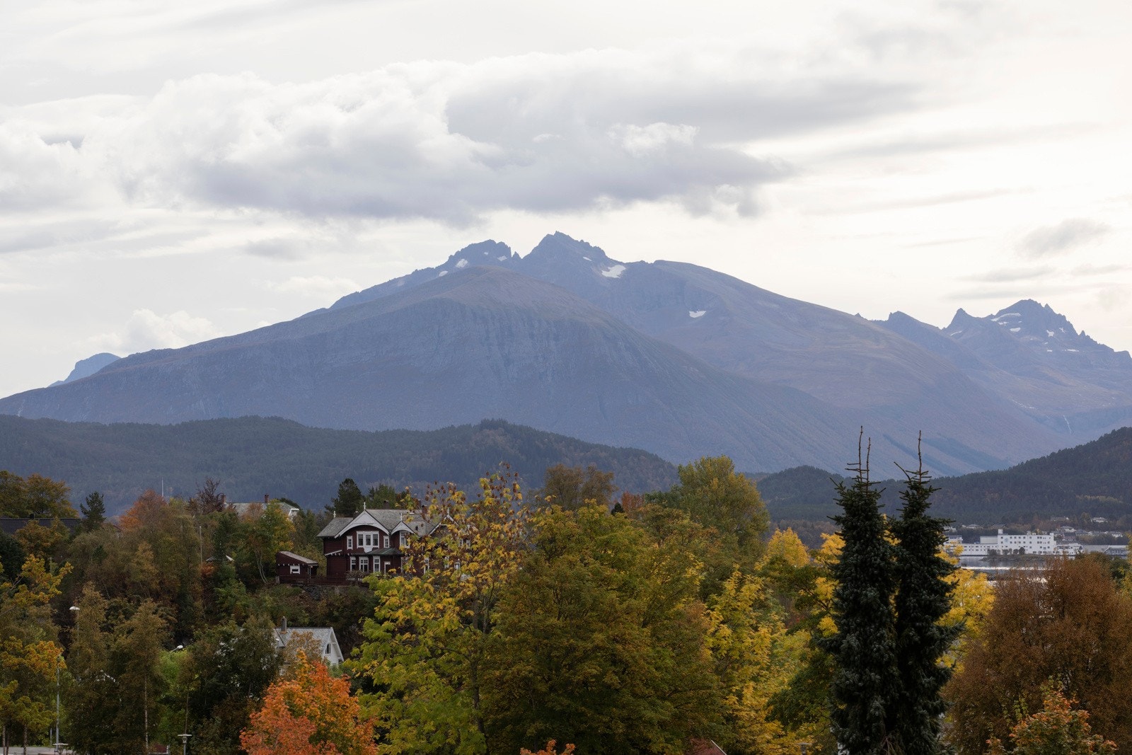 Her har du panoramautsikt mot Sunnmørsalpane og solen holder følge med deg gjennom dagen. Galleribilde