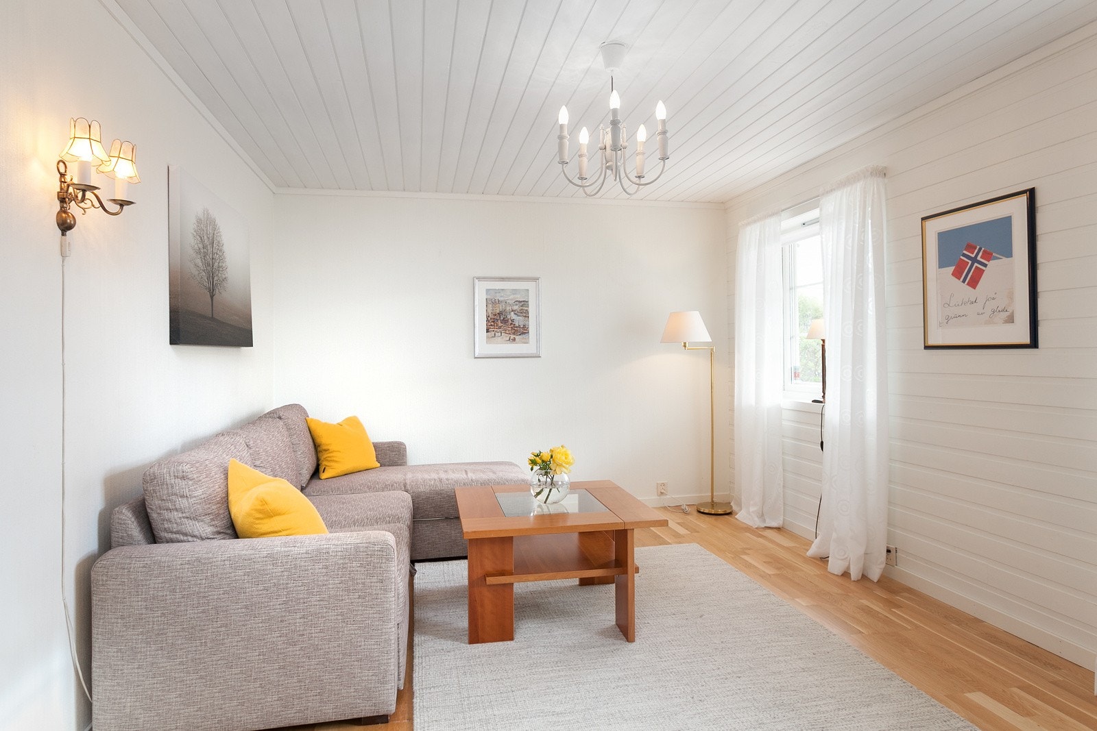 Ett av de to soverommene i husets underetasje. Her er det perfekt for ungdommen å boltre seg - eller muligens en utleiedel? Galleribilde