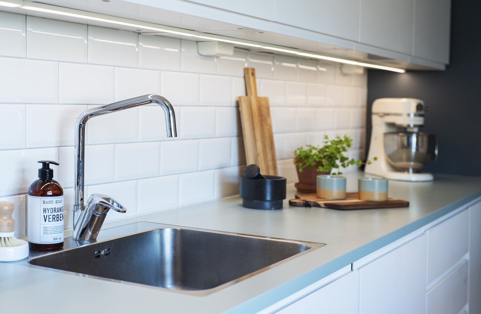 Rikelig med benk og skapplass. Galleribilde