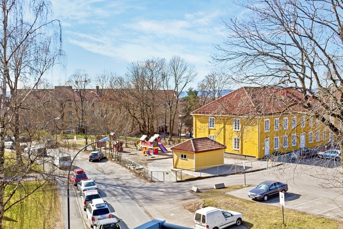 Flere skoler og barnehager i nærområdet, blant annet den lokale barnehagen. Galleribilde