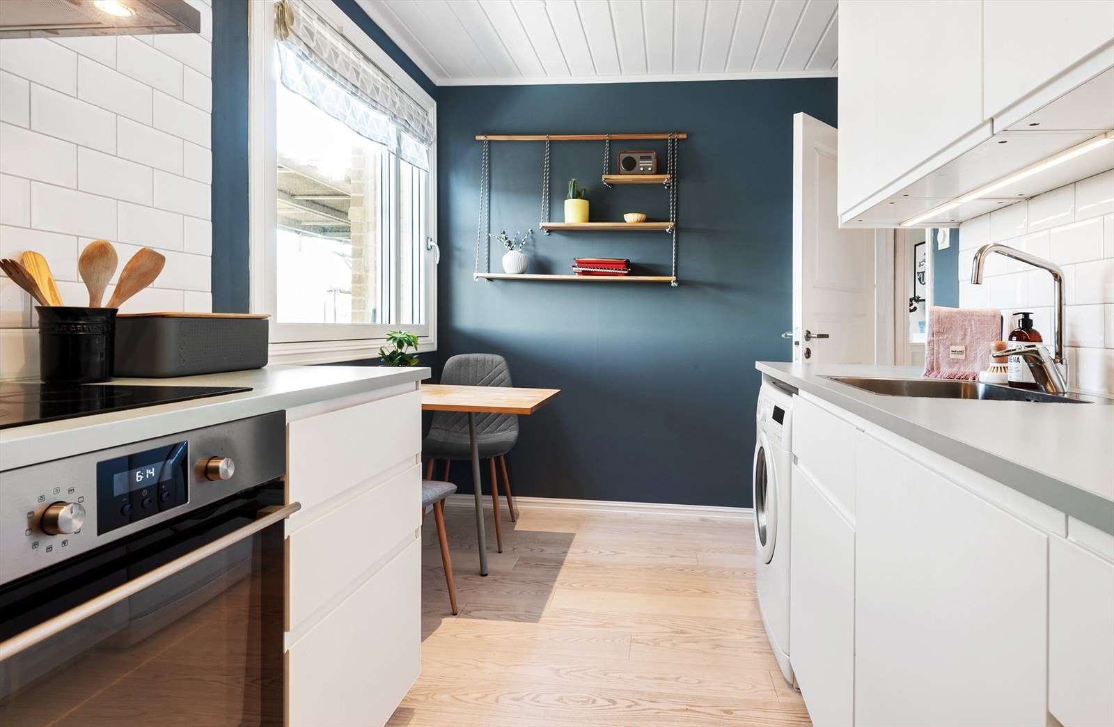 Integrert stekeovn, platetopp, oppvaskmaskin og kjøl/frys. Tilpasset for vaskemaskin i kjøkkeninnredning i underskap. Galleribilde