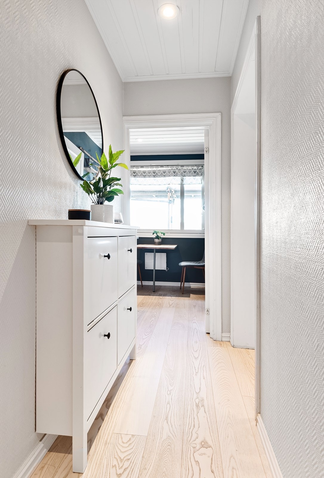 Leiligheten er gjennomgående, noe som gir rikelig med naturlig lys. Galleribilde