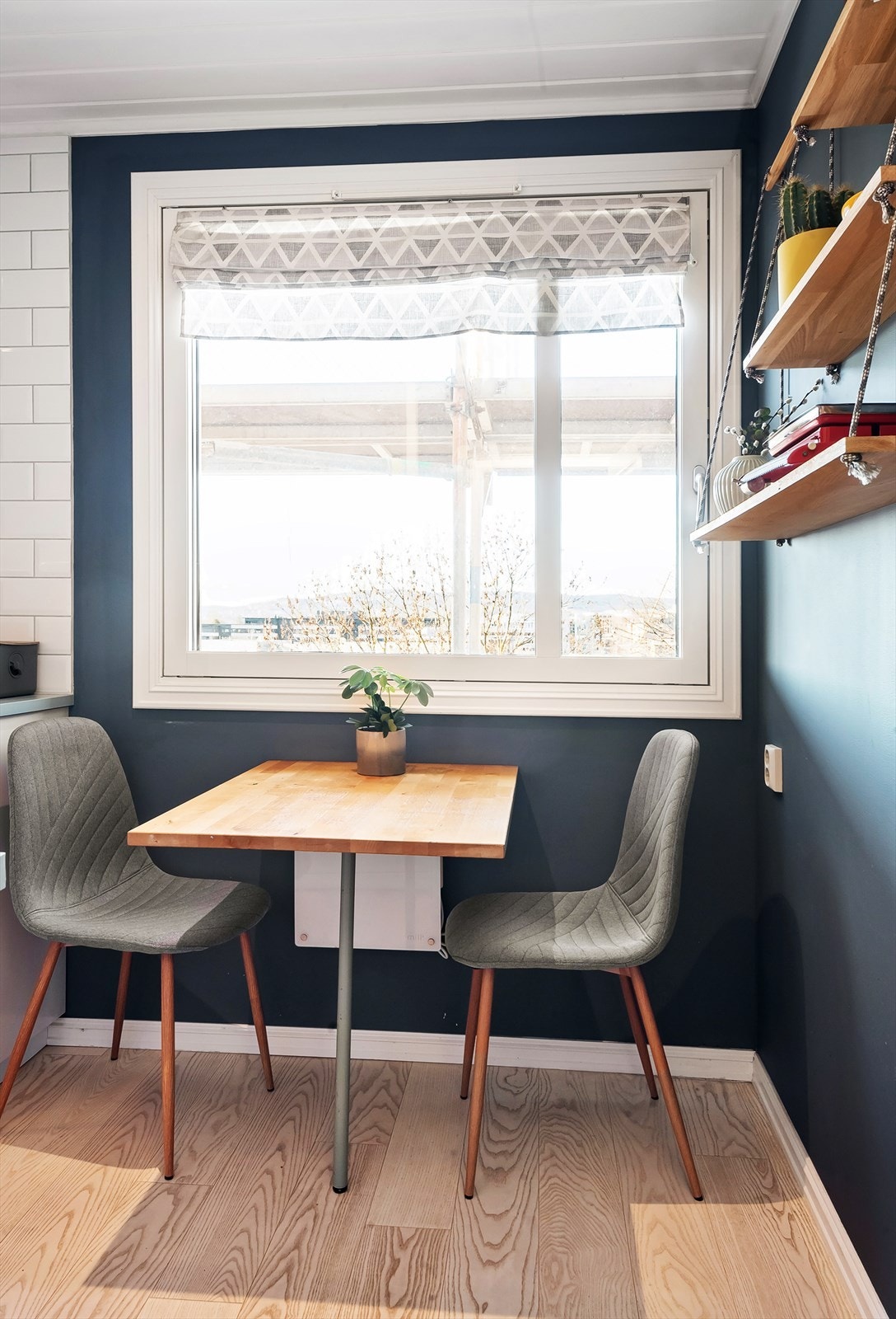 Plass til en liten spisekrok på kjøkkenet. Her kan man kose seg med kveldssol midtsommers, mens man nyter utsikten. Galleribilde