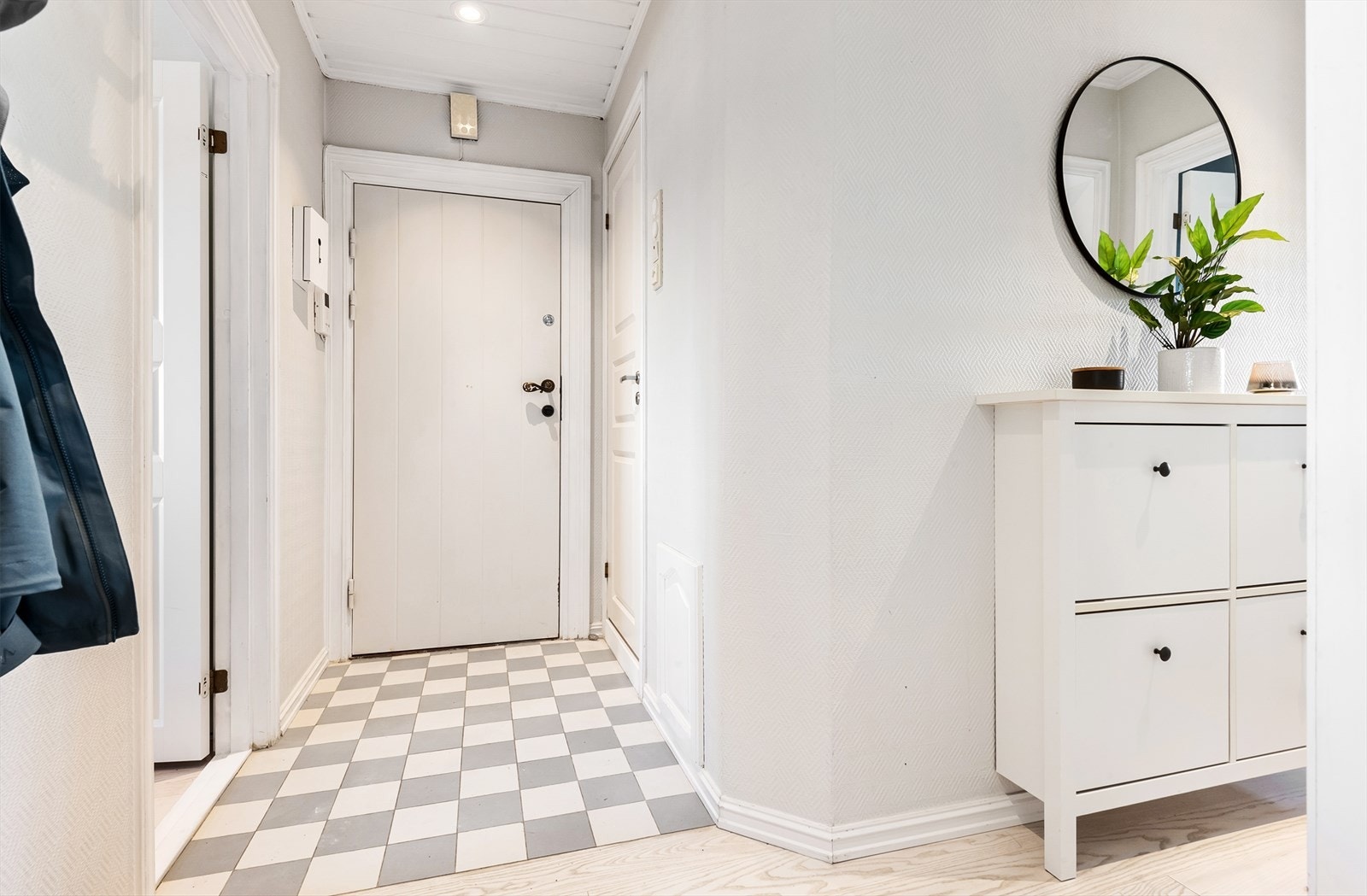 Hyggelig entré med god plass til skoavsetting. Galleribilde