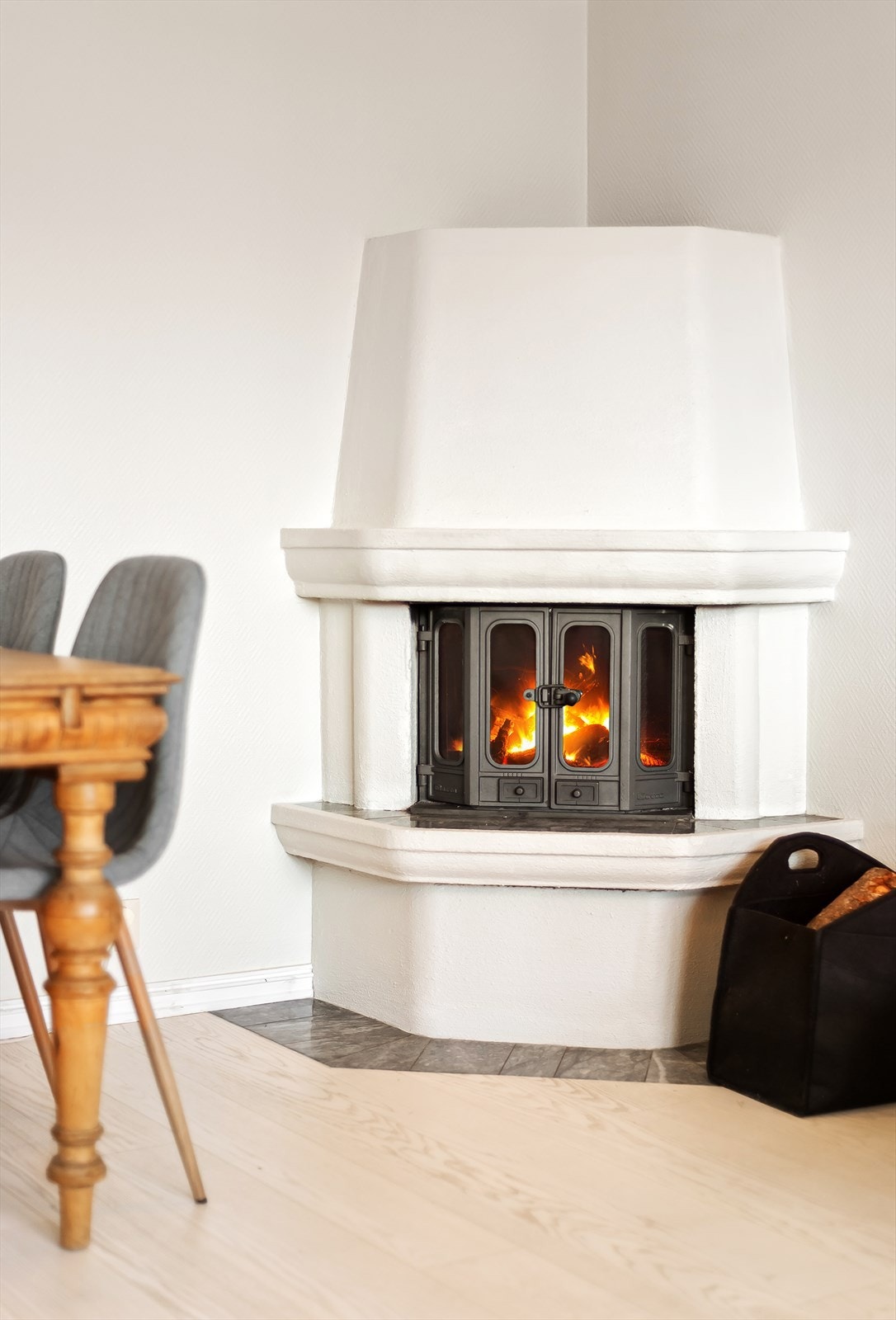 Hyggelig peis i stuen som varmer godt på kalde vinterdager. Galleribilde