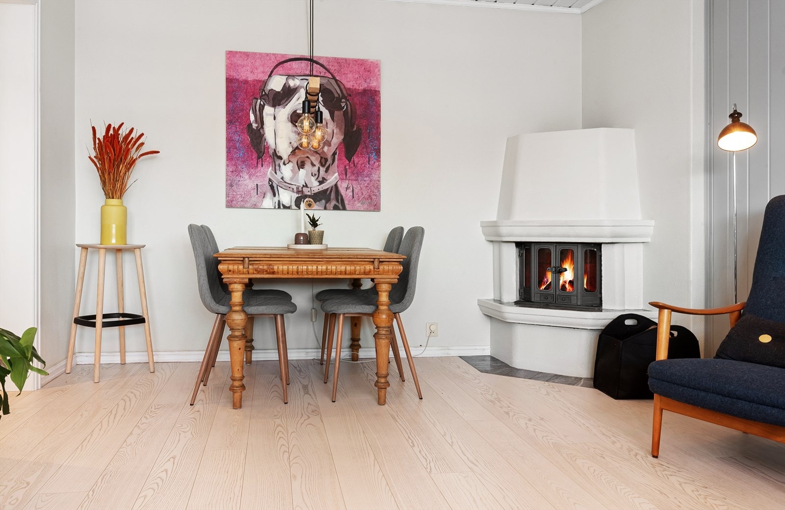 Meget pen 1-stavs eikeparkett er lagt i alle oppholdsrom. Galleribilde