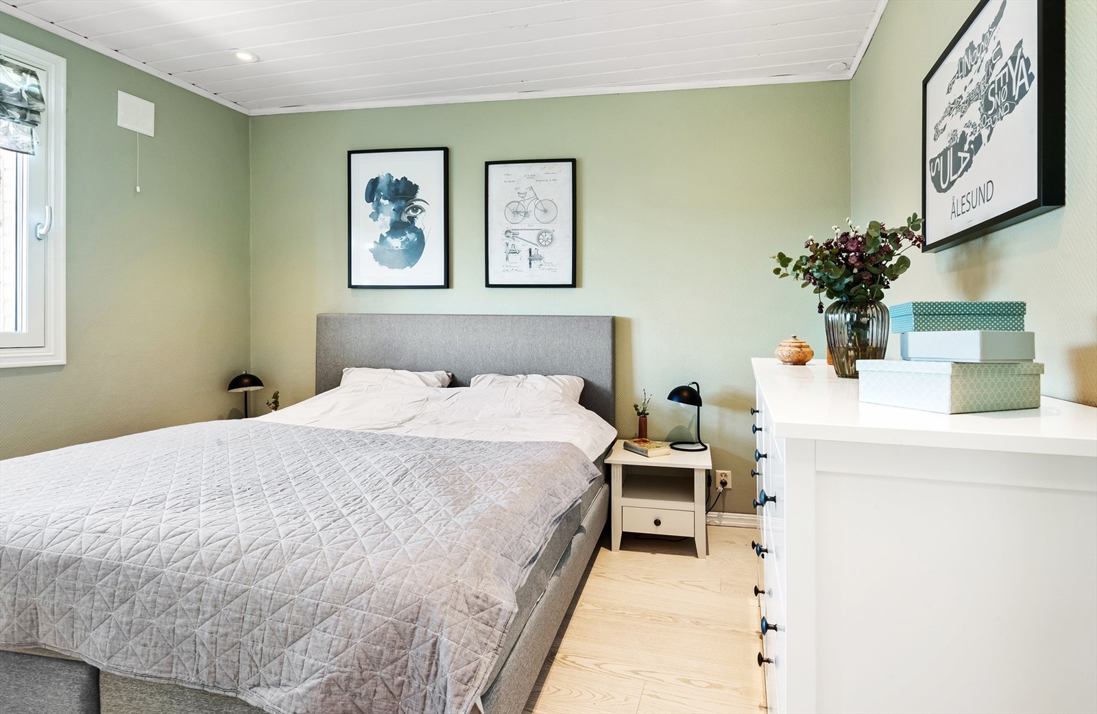 Hovedsoverom med plass til dobbeltseng, nattbord og tilhørende møblement. Galleribilde