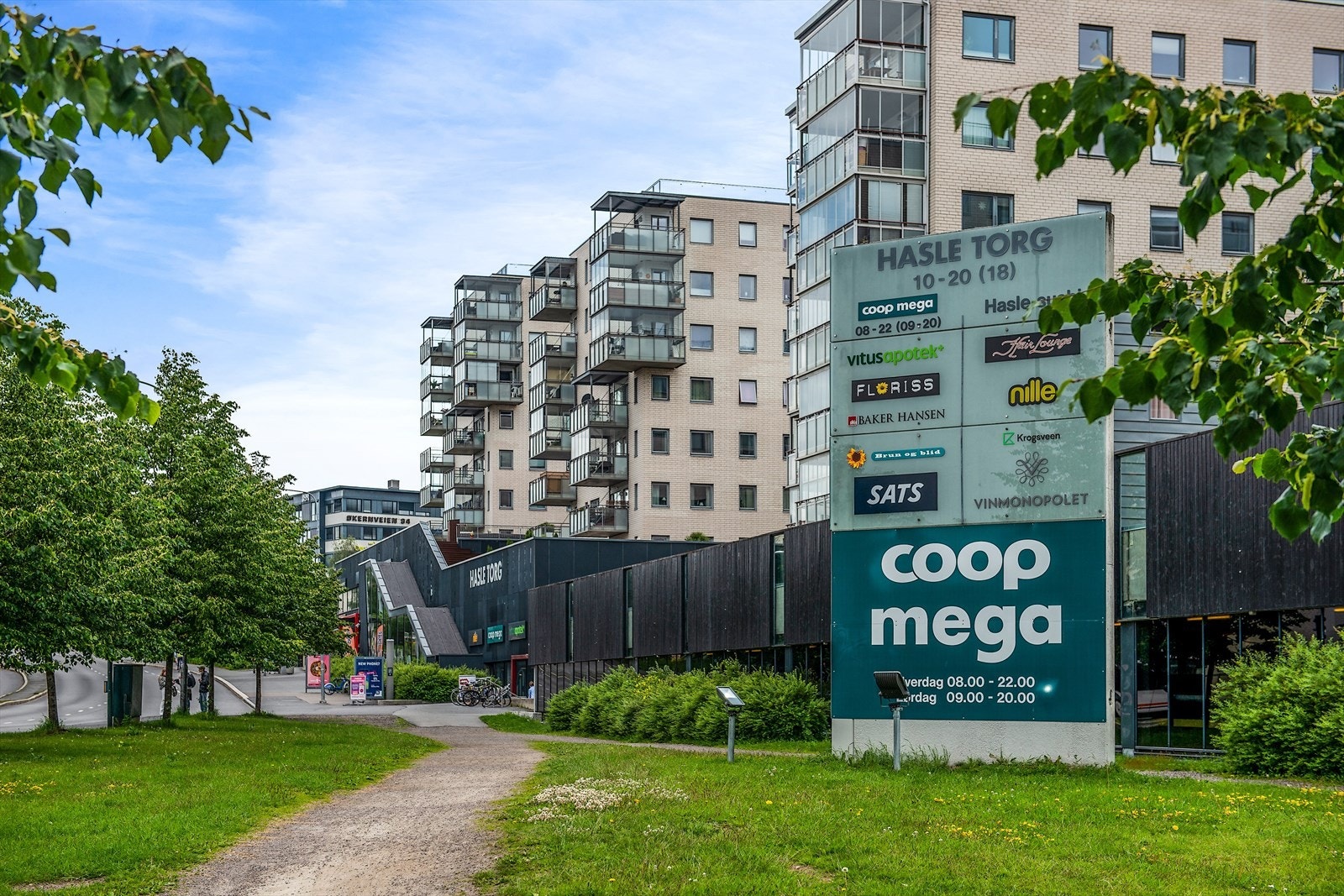 Hasle Torg har bl.a. Vinmonopol, treningssenter, apotek, dagligvarehandel og bakeri. Galleribilde