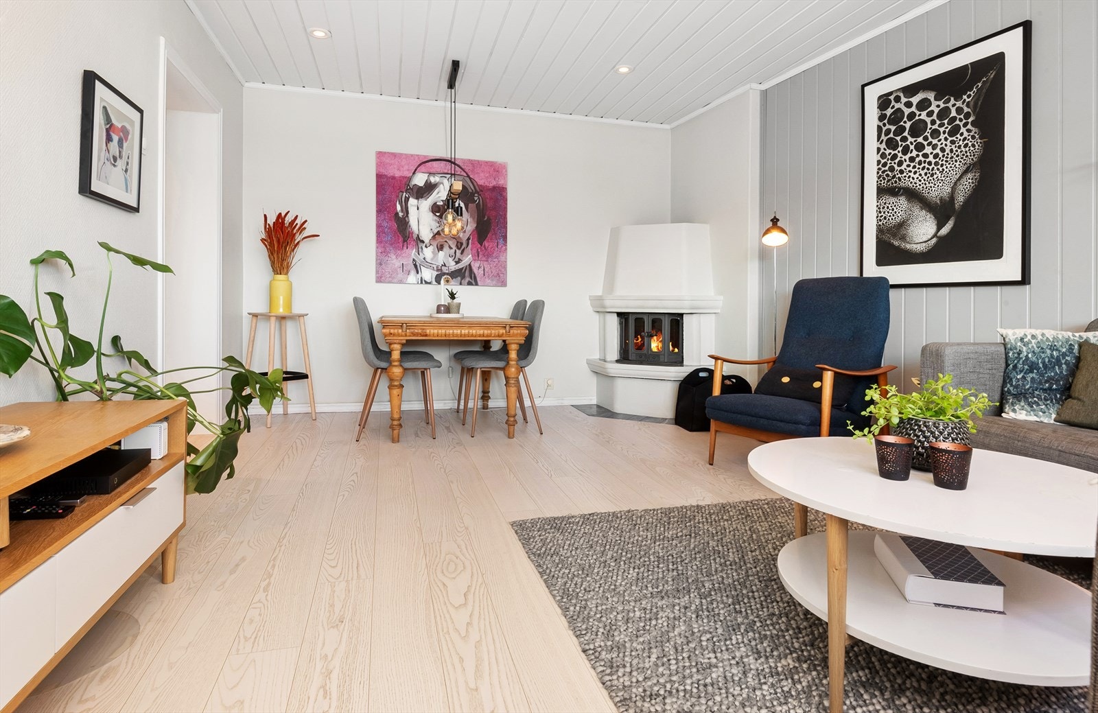 Det er god plass til både sofagruppe og spisegruppe i stuen. Galleribilde