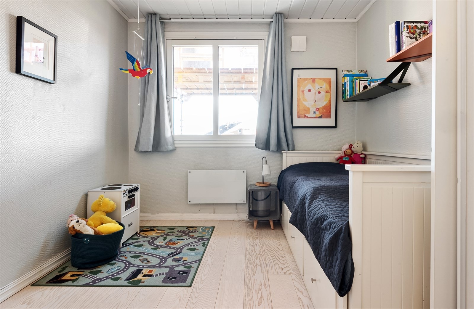 Soverom 2 har også en god størrelse og har god plass til seng, nattbord og garderobe. Galleribilde