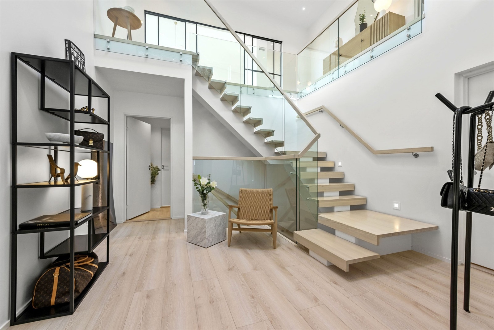 Hall i 1. etasje med lekker trapp til 2. etasje Galleribilde